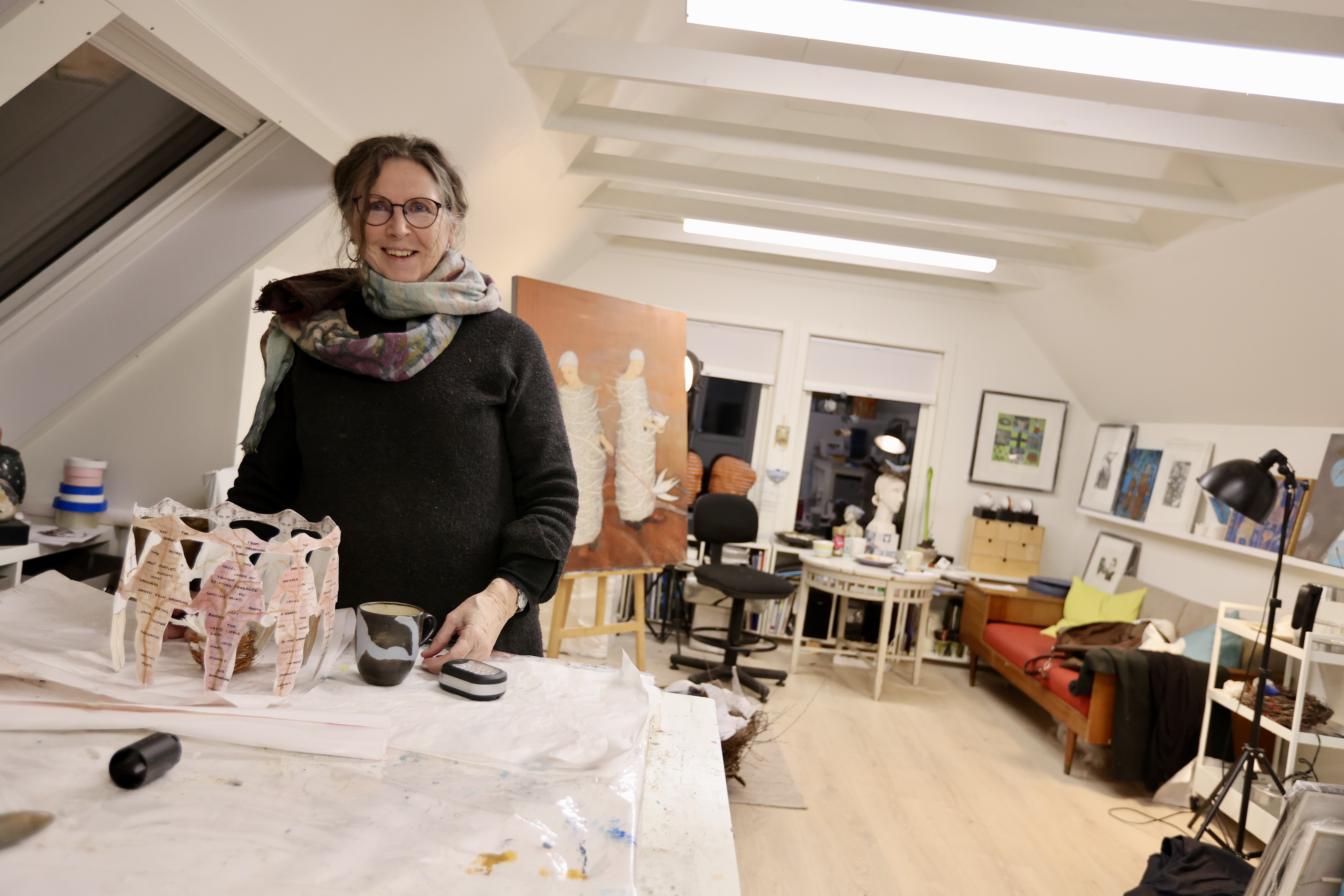 Liv Sørvaag er ferdig med alle bileta ho skal ha med seg til salsutstillinga i Haugesund Billedgalleri. 35 bilete i diverse sjangrar enda det med.
Foto: Alf-Einar Kvalavåg
