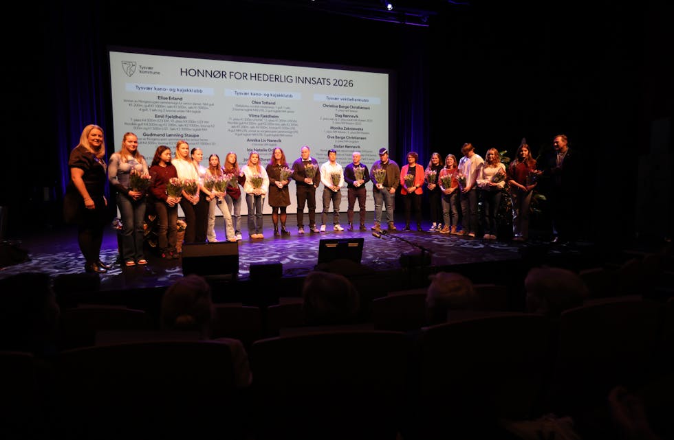 19 idrettsutøvere i alle aldrer fikk ros og blomster for sin innsats i 2025. Foto: Alf-Einar Kvalavåg