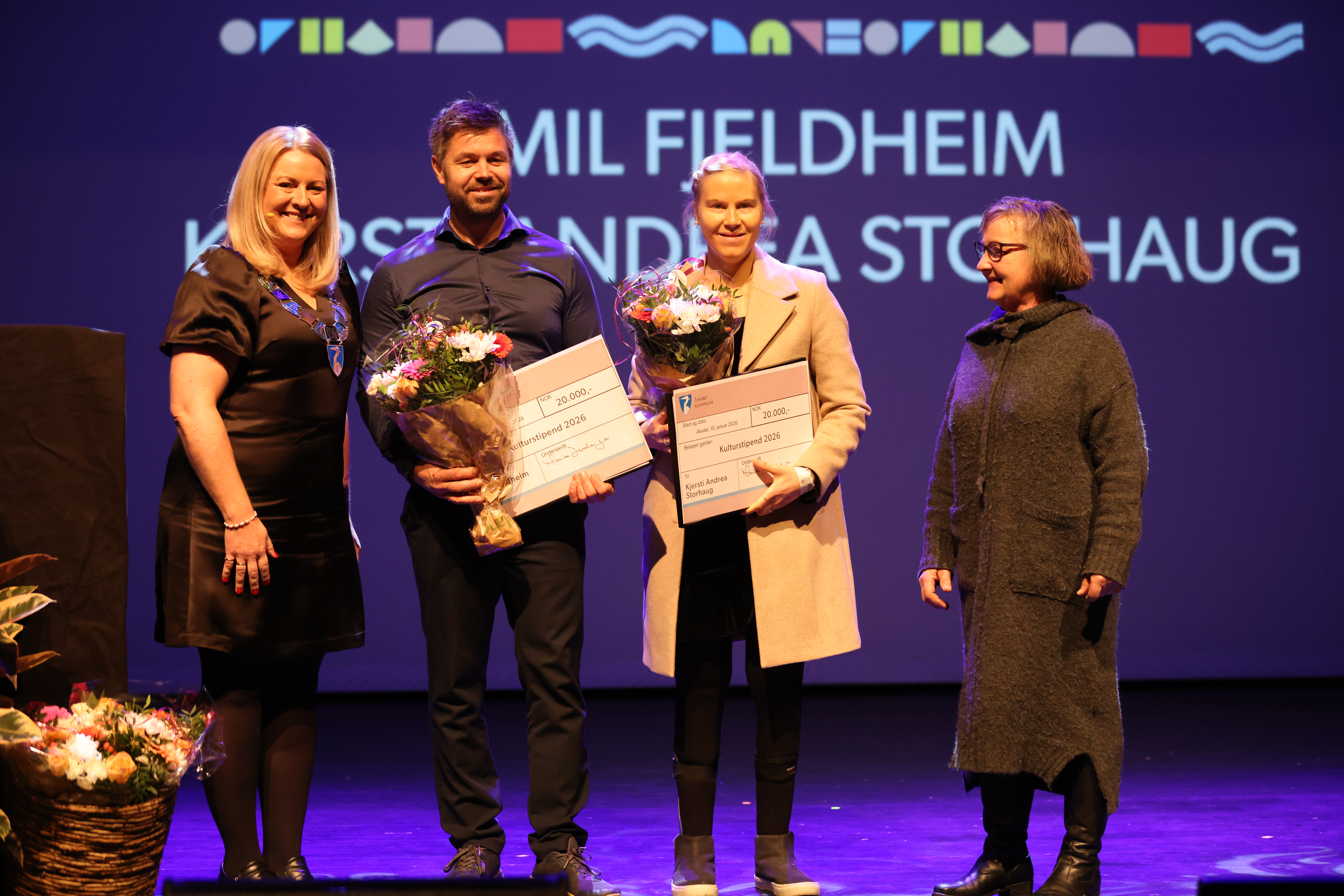 Monika Lindanger, Nils Olav på vegne av sønnen Emil Fjeldheim, Kjersti Andrea Storhaug og leder levekår Randi I. Rettedal. Foto: Alf-Einar Kvalavåg