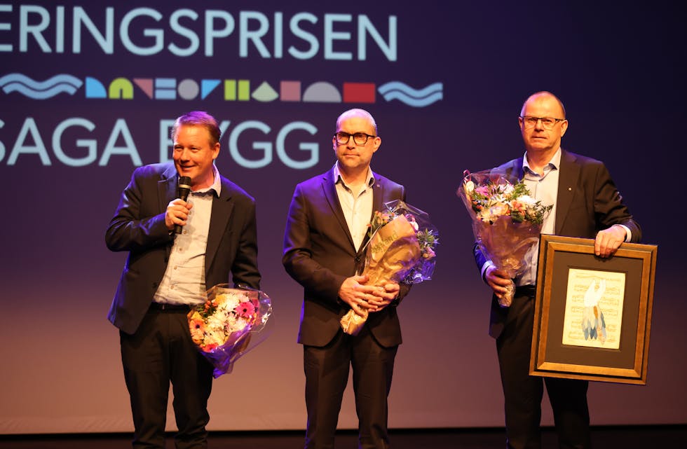 Vinnere av Næringsprisen ble Saga Bygg. Her ved Jørgen sletten, DL, Per Sigurd Velde SL, Narve Susort, eigar og hovedaksjonær. Foto: Alf-Einar Kvalavåg