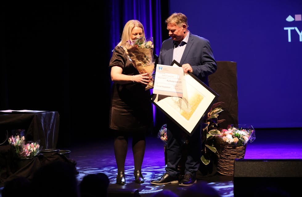 Ordførar Monika Lindanger delte ut kulturprisen til Tysvær Bygdeblad. Redaktør Alf-Einar Kvalavåg tok i mot prisen på vegne av avisa. Foto: Tysvær Bygdeblad
