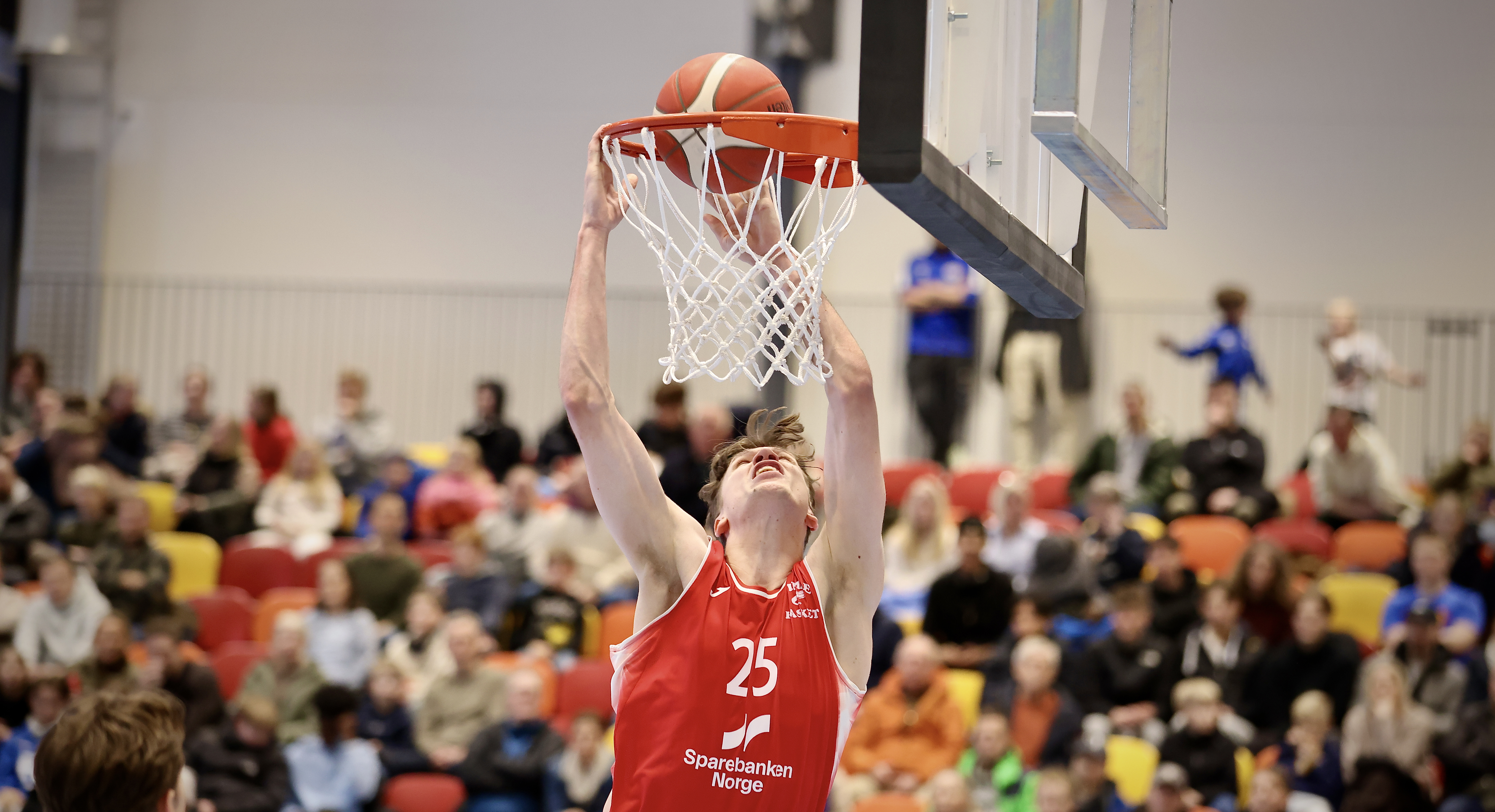 Dunke-kongen Hallvard Staff i aksjon i Tysvær Arena, da Gimle spilte mot Asker. Foto: Alf-Einar Kvalavåg