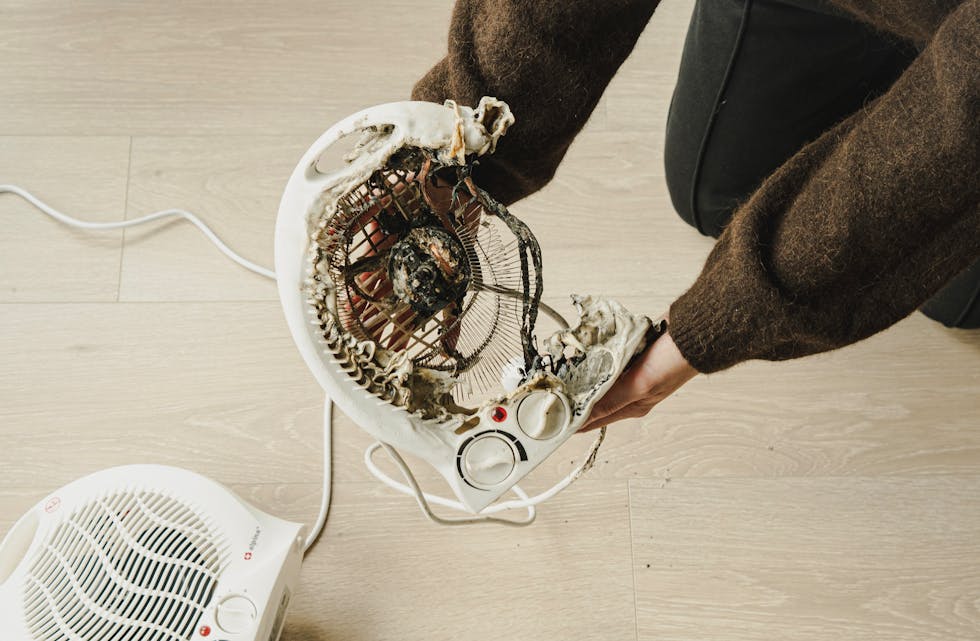 Små vifteovner velter lett. Denne ble liggende mot gulvet, ble overopphetet og startet en boligbrann. Foto: Frende Forsikring