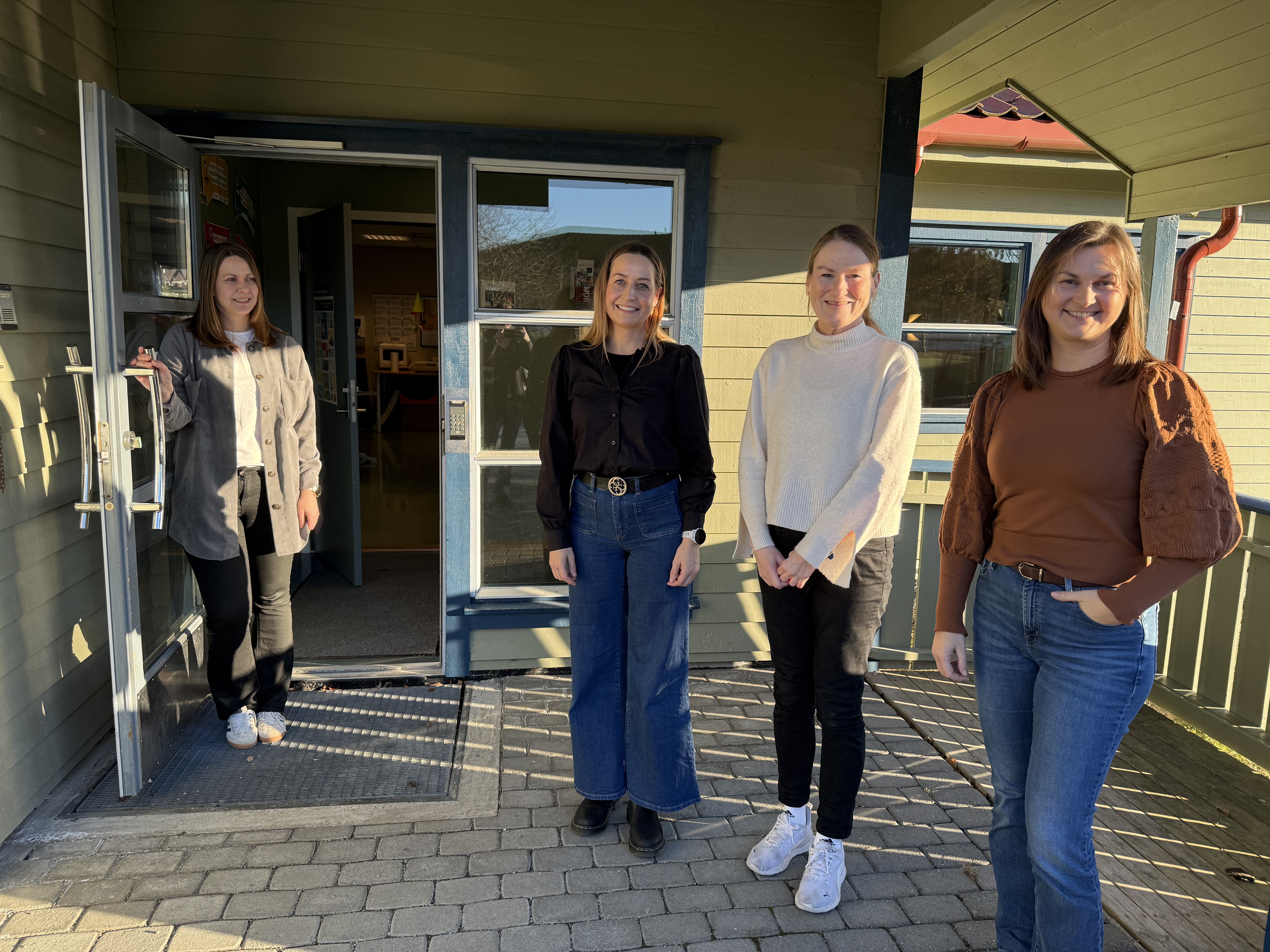 Helsestasjonen har stort fokus på barn og skjermbruk og forskning på feltet. De gir råd og veiledning til småbarnsforeldre og gravide med informasjonen basert på det. F.v: Veronica Velde Wold, Kjerstin Wenneck Hagland, Klara Sandvik og Tove Stølsvik. Foto: Malene Sørensen Lundberg.