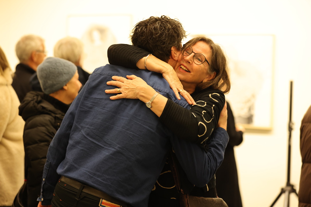 Liv Sørvaag fikk dualeg med klemmer og skryt under åpningen av utstillingen. Her er det kollega Bernhard Østebø som gratulerer. Foto: Alf-Einar Kvalavåg