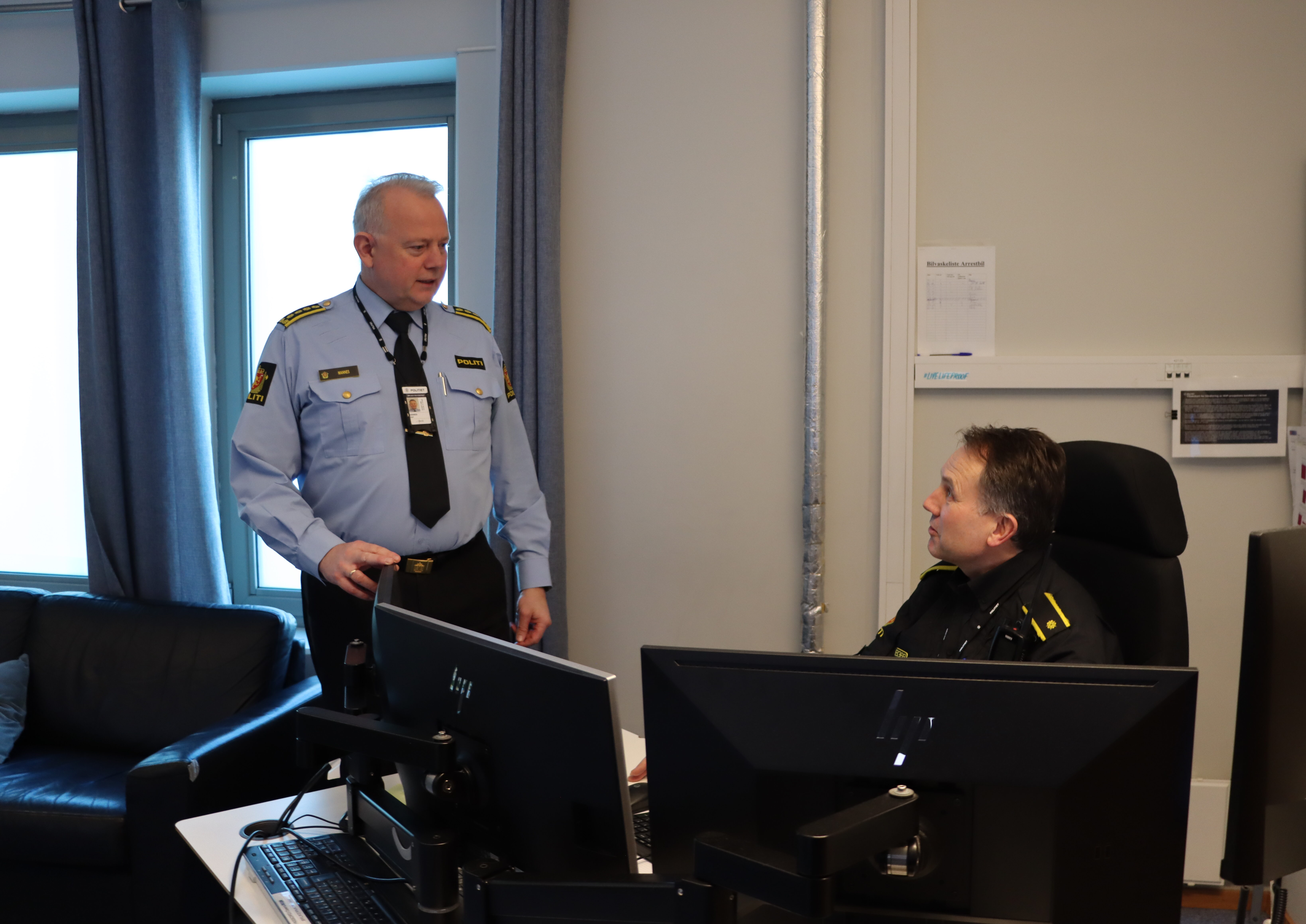 Politistasjonssjef Edgar Mannes (t.v) og avtroppende vaktsjef Trond Børge Åsbu i det som tidligere var operasjonssentralen. Nå er det vaktsjefene som håndterer noen av arbeidsoppgavene fra rommet.