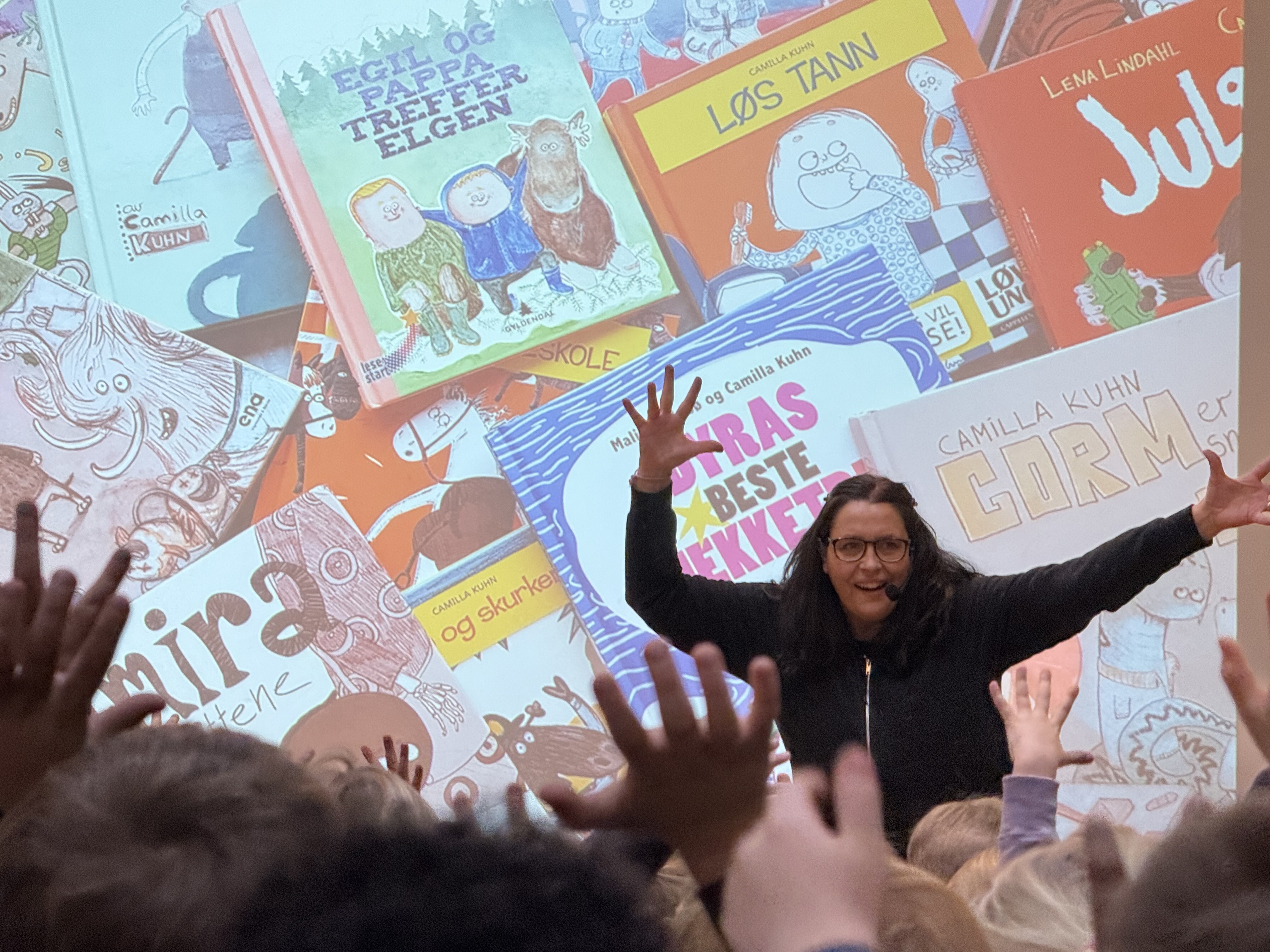 Barna ble involvert og fikk gjette og kjenne på ting underveis i formidlingen.