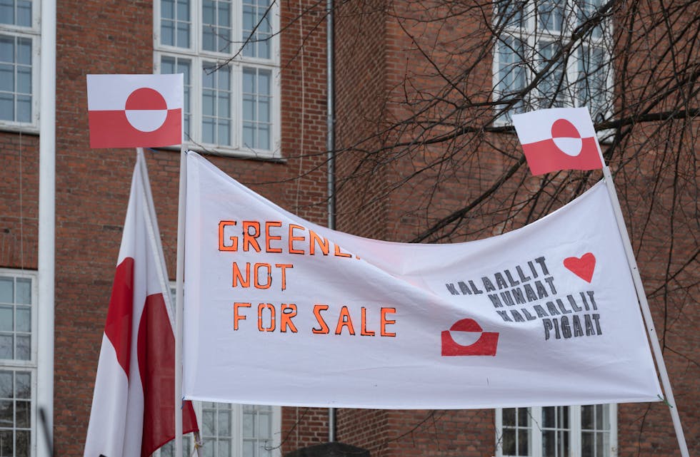 Banner foran den amerikanske ambassaden i København i forbindelse med visepresident JD Vances besøk til Grønland i mars 2025.