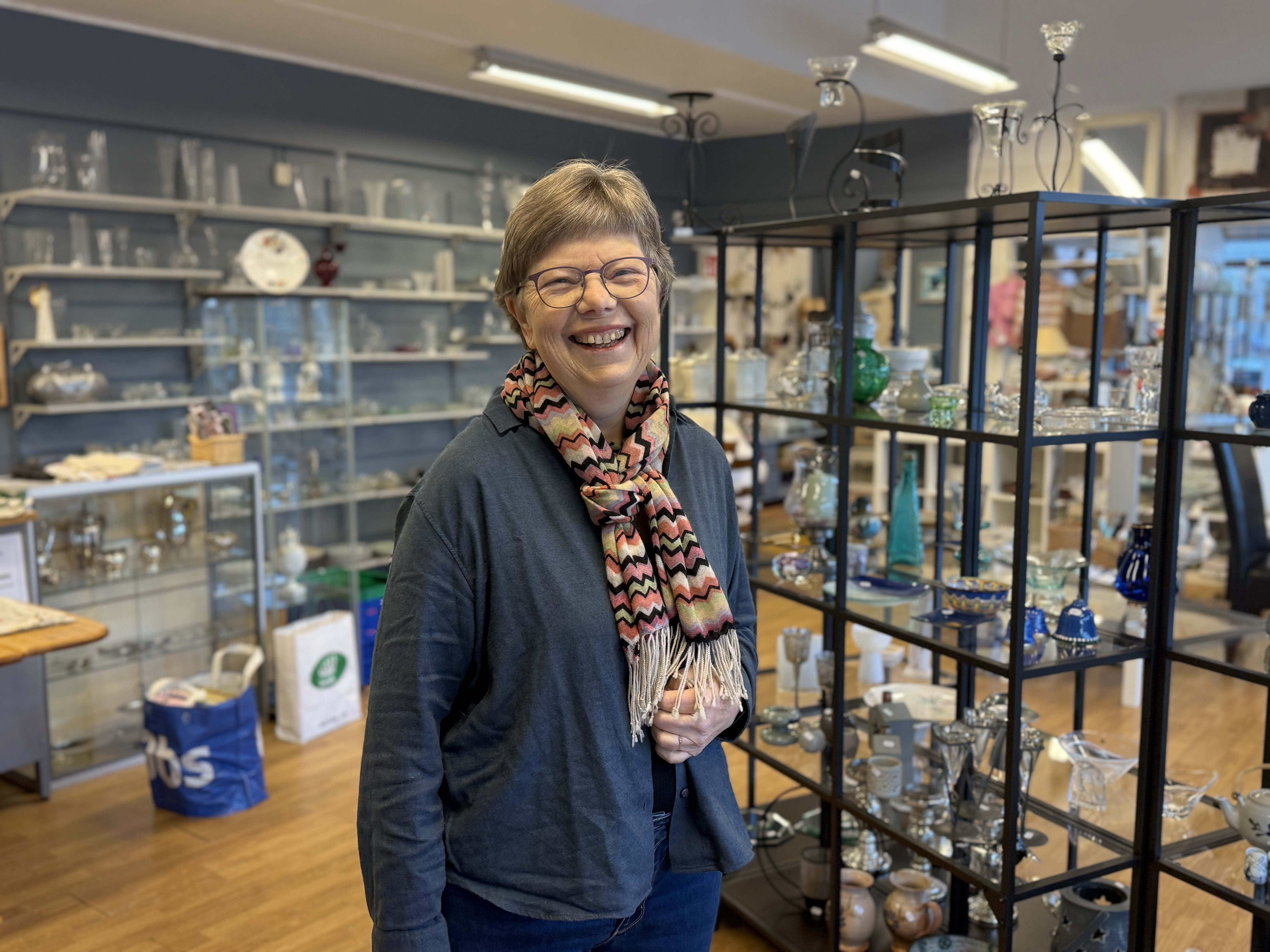 Ingunn Moi synes det er stas av den lille, lokale butikken ble plukket ut som vinner blant de øvrige i kjeden. Foto: Malene Sørensen Lundberg