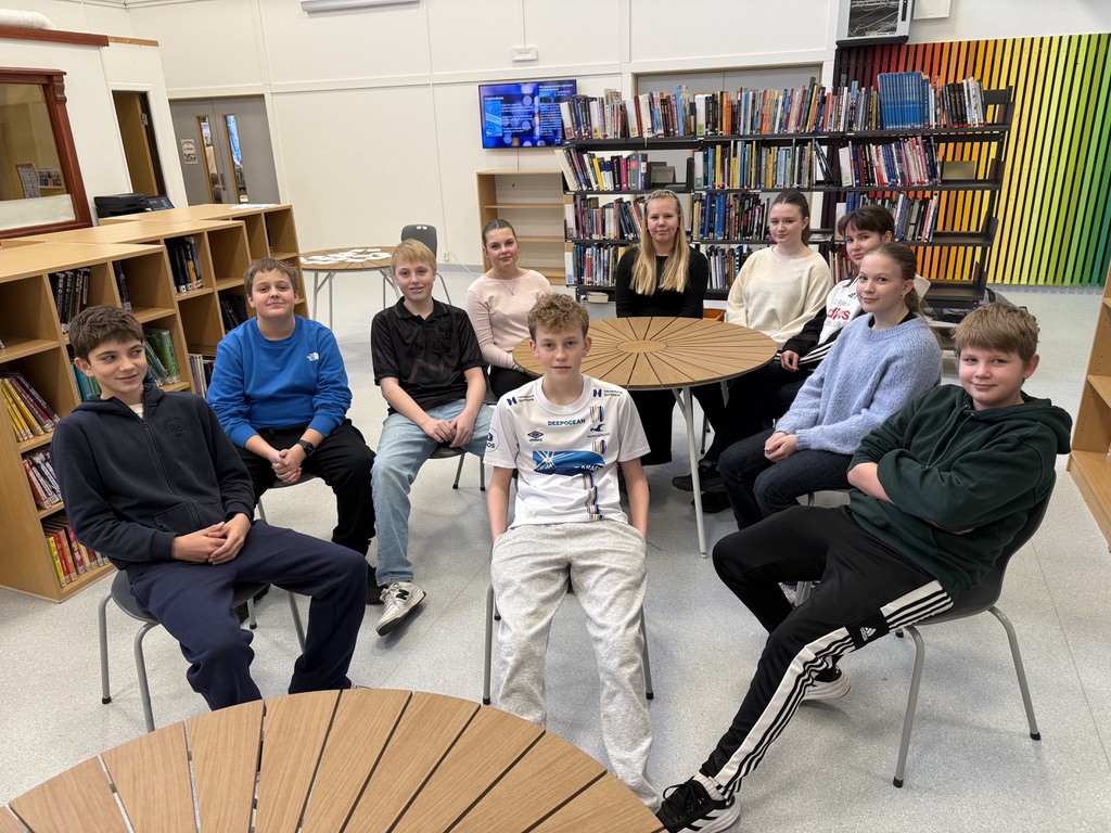 Noen av elevene på 8. trinnet som har jobbet med prosjektet om rasisme. F.v: Matteus Lønning, Mathias M. Frantsen, Victor Kallekodt, Iver Kallekodt F. (fremst), Susanne Heskja, Alva Victoria Sørmo, Serine M. Erland, Linea Zoitca, Ida N. Odland og Dennis M. V. Kallevik.