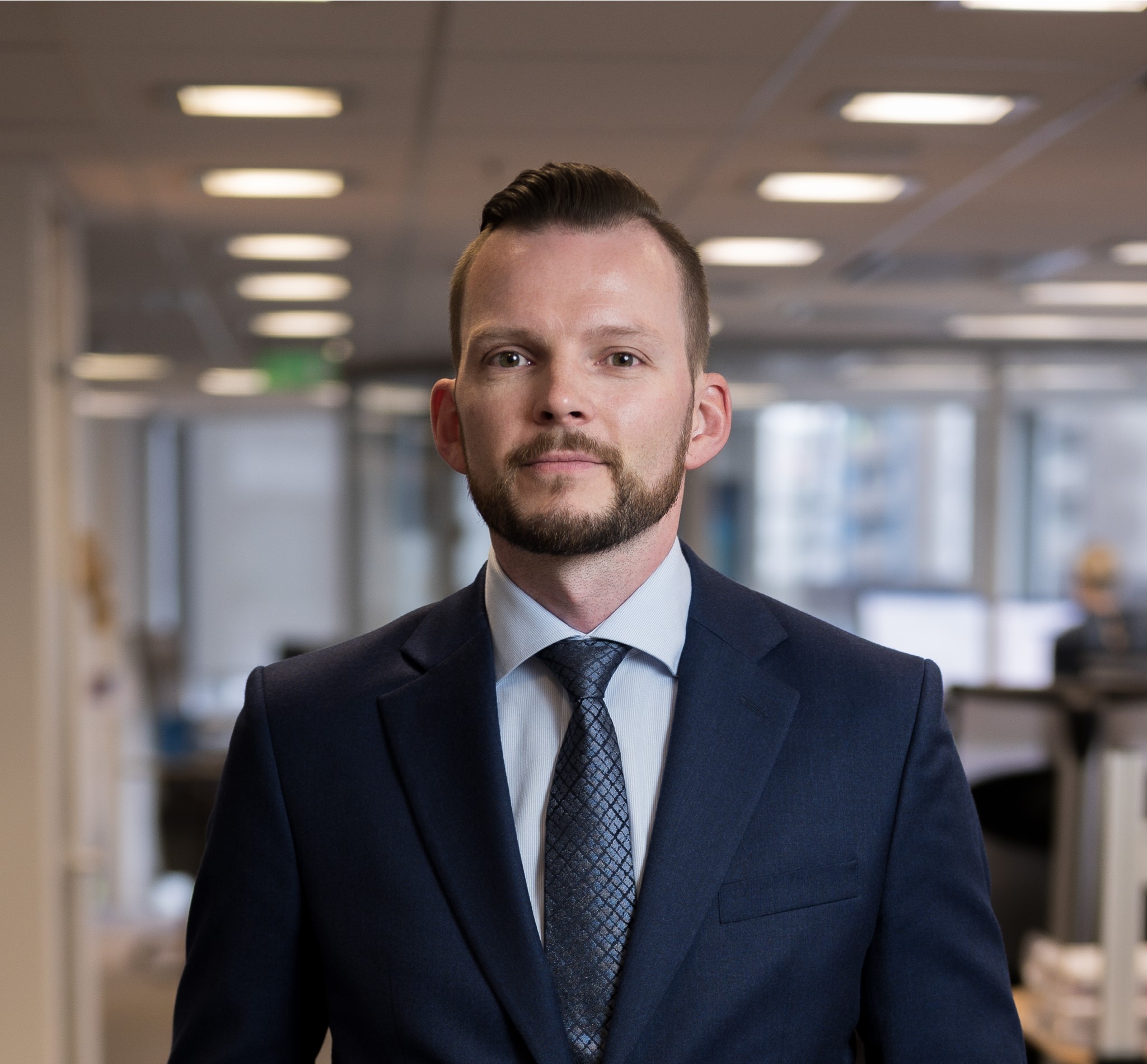 I en tid hvor teknologien løper raskere enn reguleringen, og desinformasjon og misinformasjon spres raskere enn fakta, er det viktigere enn noen gang å satse kortreist og redaktørstyrt, skriver Harald Jabobsen, kommunikasjons- og bærekraftssjef.