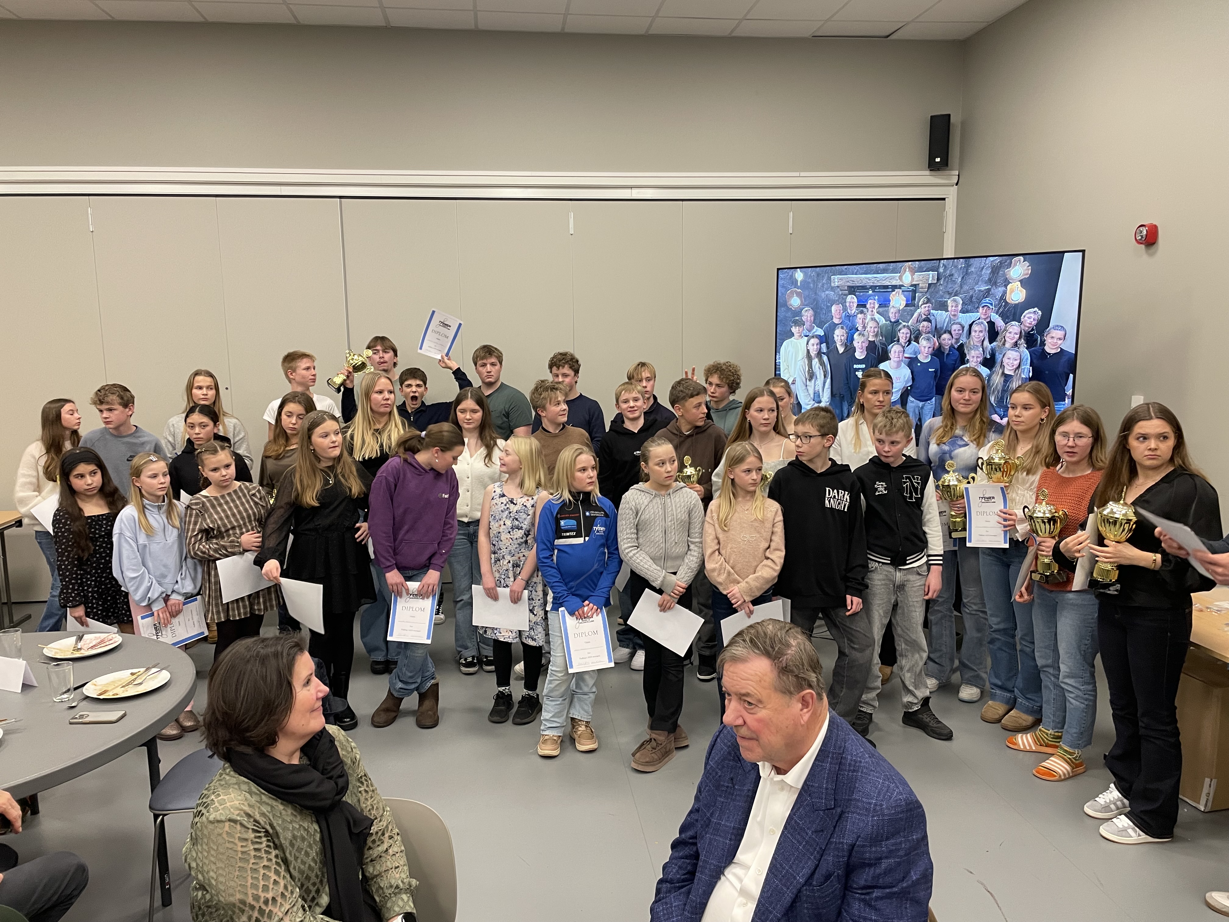 Tysvær kano og kajakklubb har en stor aktiv medlemsgjeng. Her har alle fått sine merker og pokaler for 2025 sesongen på jubileumsfesten. 