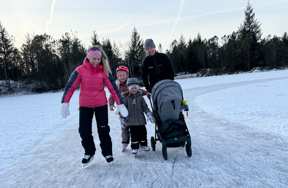 Blant de mange skøytende på glattisen er denne på fem: (f.v) Lisbeth Norenes, Madelen Norenes Frøyland (fremst), Linnea Norenes Frøyland og Øystein Frøyland. I vogna ligger Hanna godt og behagelig.