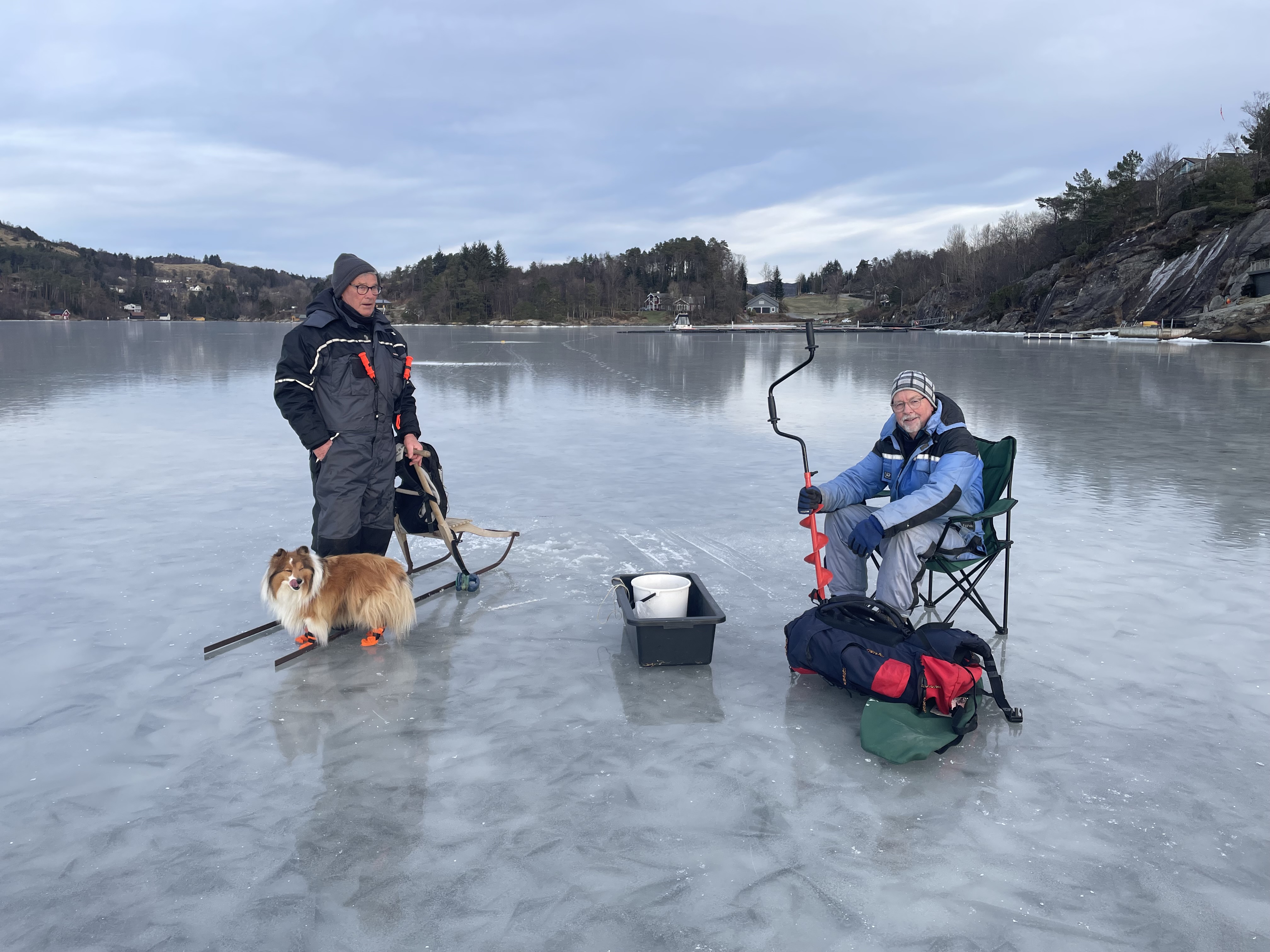 Arvid Stokkenes og Kørner Høie på sjøisen på Førlandsfjorden for isfiske.