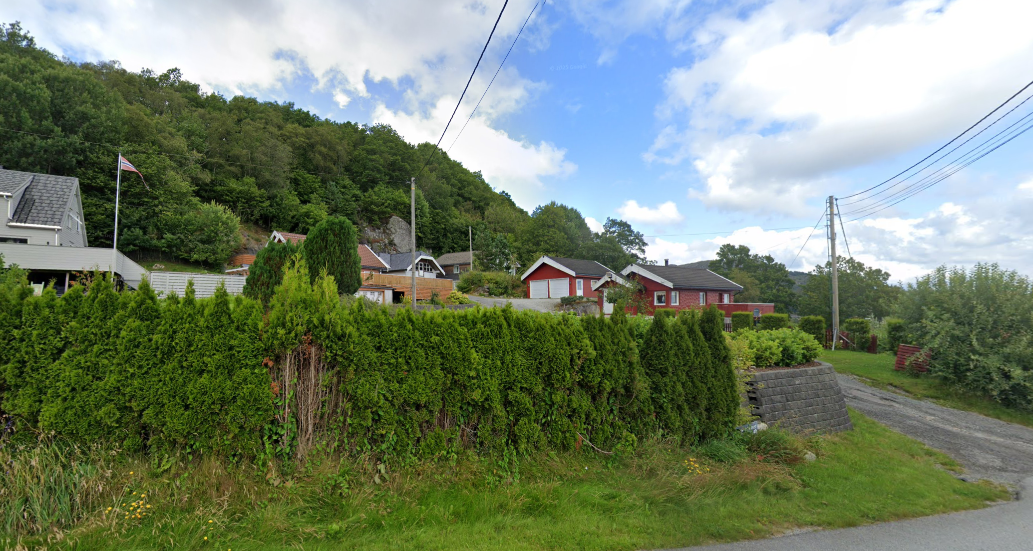 Aksdalsbrekka 14 til høyre i bildet, fikk ny eier på tampen av 2025. Foto: Google Maps
