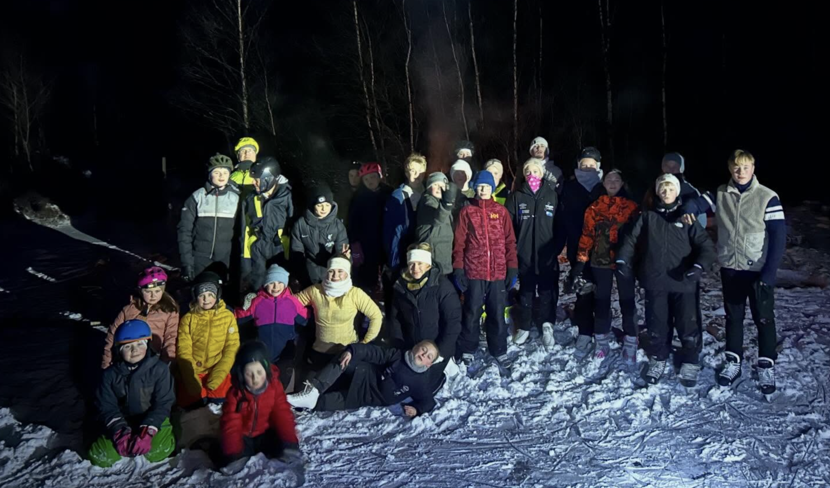 Ingen skal si at padlegjengen ikke er kreative når det er is på fjorden. Da blir det skøyter, pølser og bål. Foto: Anita Lønnning