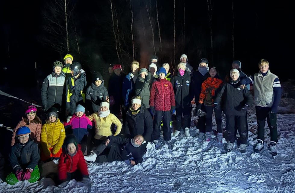 Ingen skal si at padlegjengen ikke er kreative når det er is på fjorden. Da blir det skøyter, pølser og bål. Foto: Anita Lønnning
