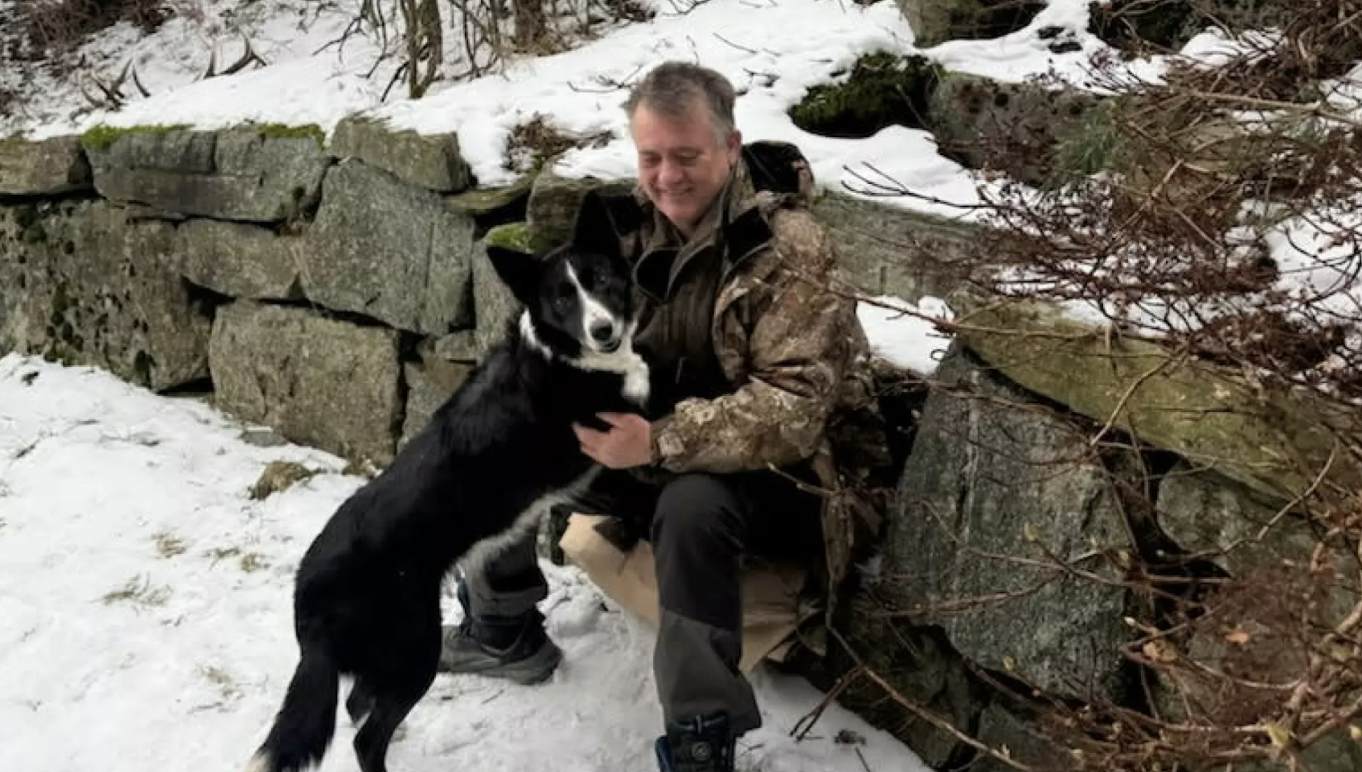 Etter nesten 10 dagar vekke frå heimen kunne Lars Berge Gjerde endeleg gje hunden Luna ein god klem.