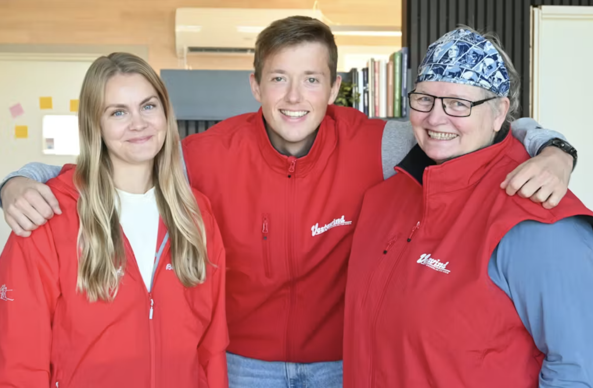 Susanne Lie Vallestad, Morten Vågset Møller og Ellen Marie Hagevik er i dag dei faste tilsette i Vestavind. Dei gler seg over 40-årsjubileet og håpar sveibuen vil vere med på feiringa. Foto: Vestavind