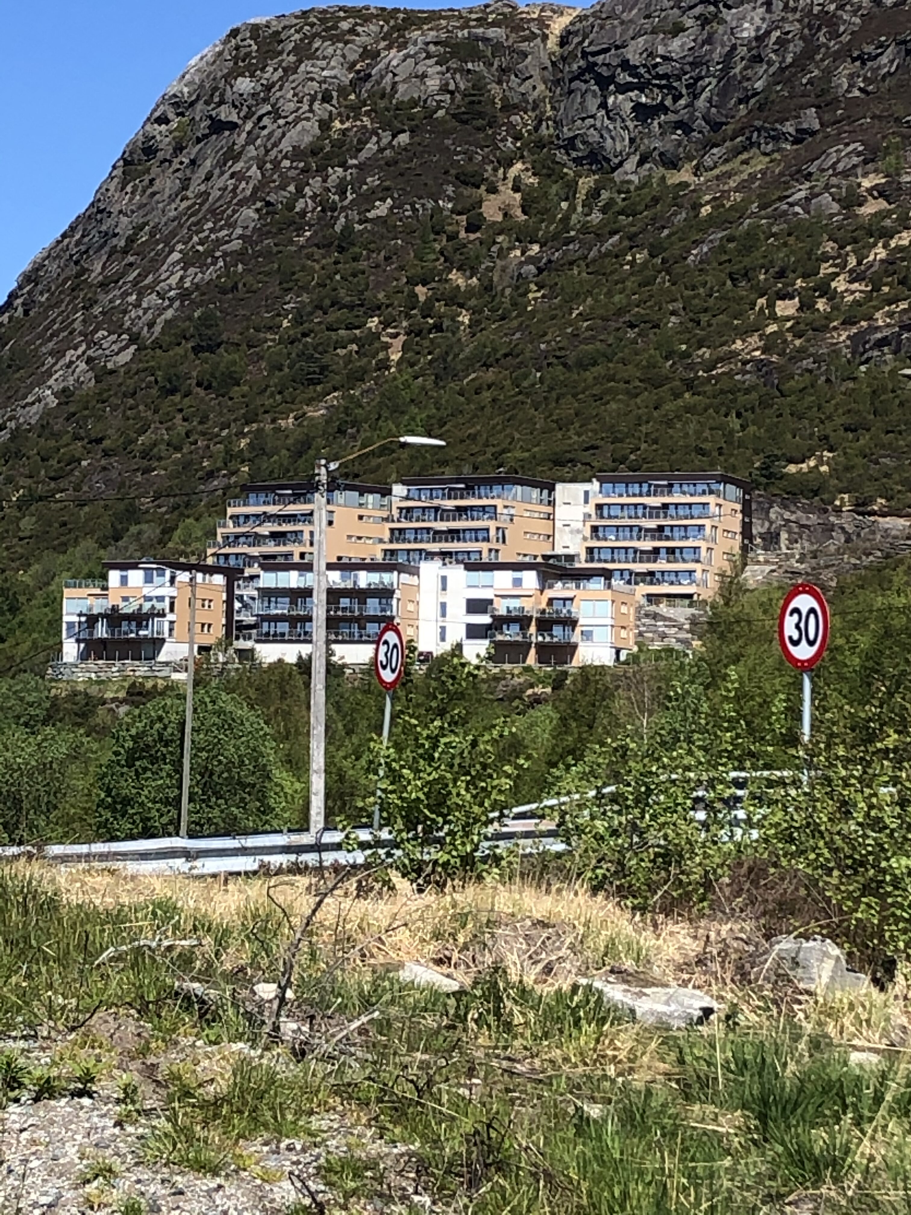 Utsikten terrasse 2 blei innflyttingsklart i 2017. Etter snart ni år har bebuarane mista høve til å klage, og er også påverka av at utbyggar Odd Hansen AS/Velbygd gjekk konkurs. Foto: Privat