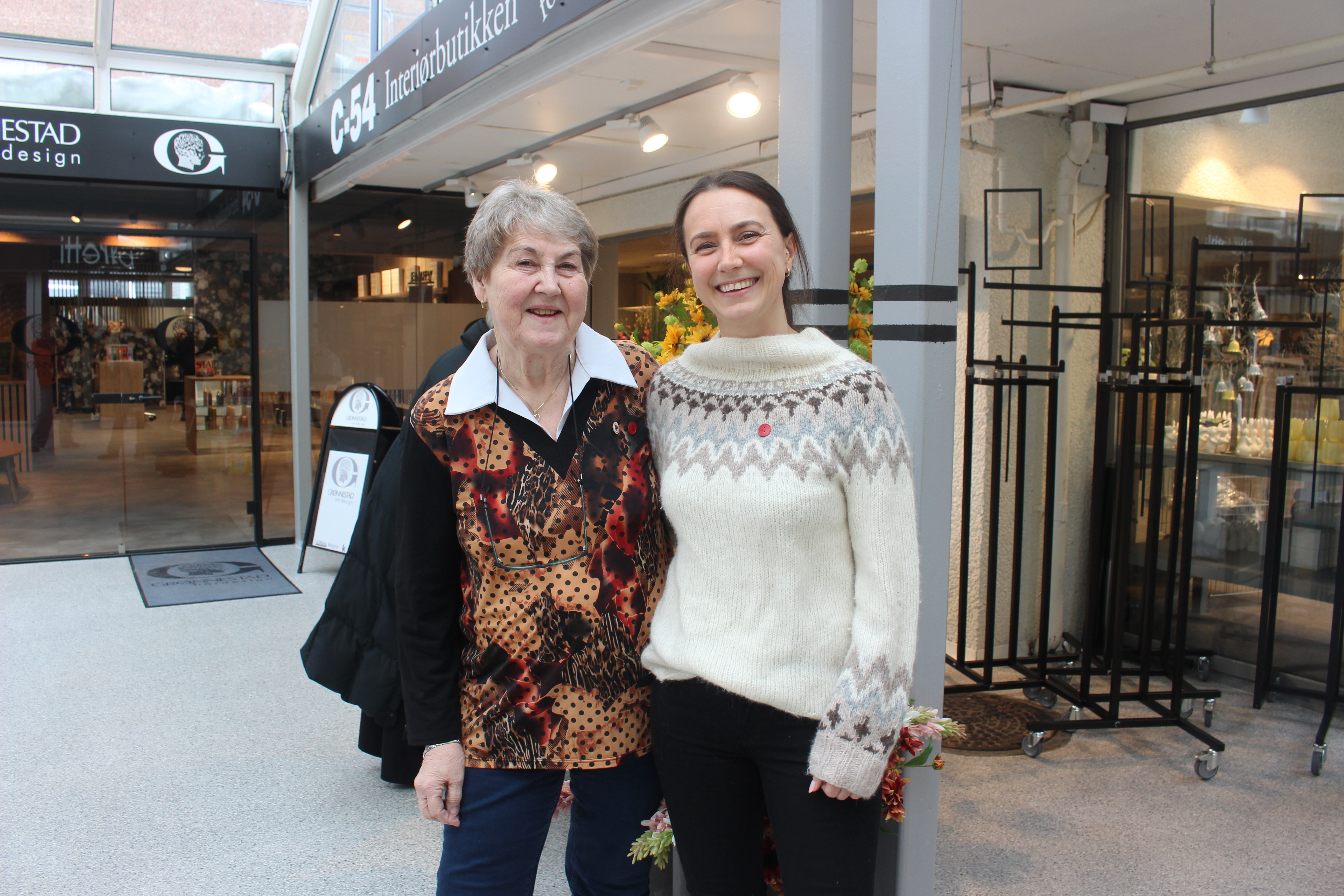 Inger Margrethe Pedersen-Espevold takkar av etter 22 år som leiar av Tysvær sanitetslag. Heldigvis er det unge krefter som stiller opp for å ta laget vidare, blant anna Mona Kristin Steine. Foto: Marit Tvedt