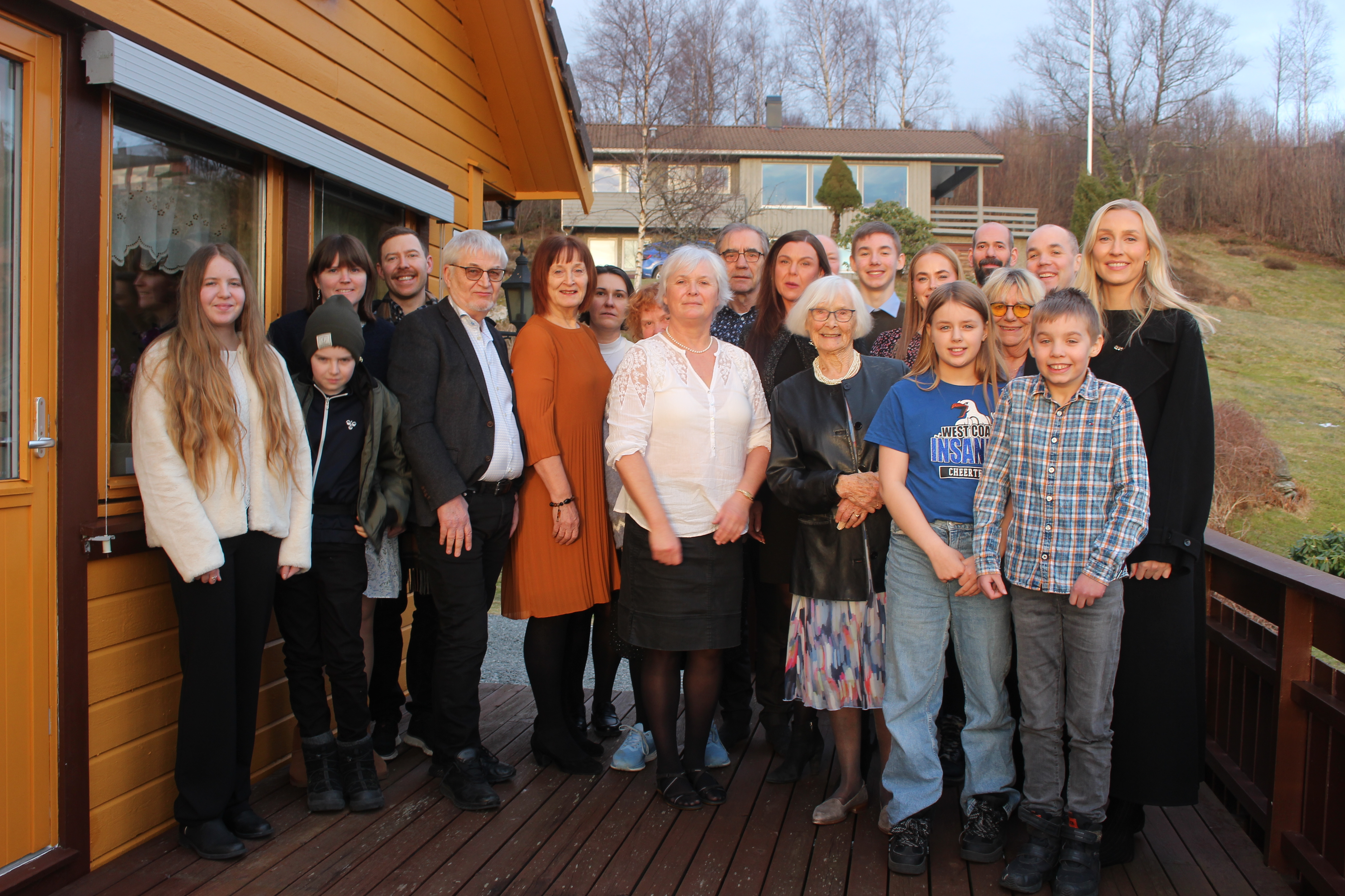 Olga Holgersen er 95 år, men slit ikkje med helsa. Fødselsdagen sin feira ho saman med storfamilien sin, som seier at dei gler seg til å feire 100-årsdagen hennar.  Foto: Marit Tvedt