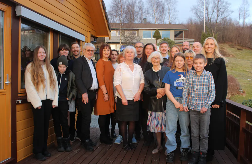 Olga Holgersen er 95 år, men slit ikkje med helsa. Fødselsdagen sin feira ho saman med storfamilien sin, som seier at dei gler seg til å feire 100-årsdagen hennar. Foto: Marit Tvedt