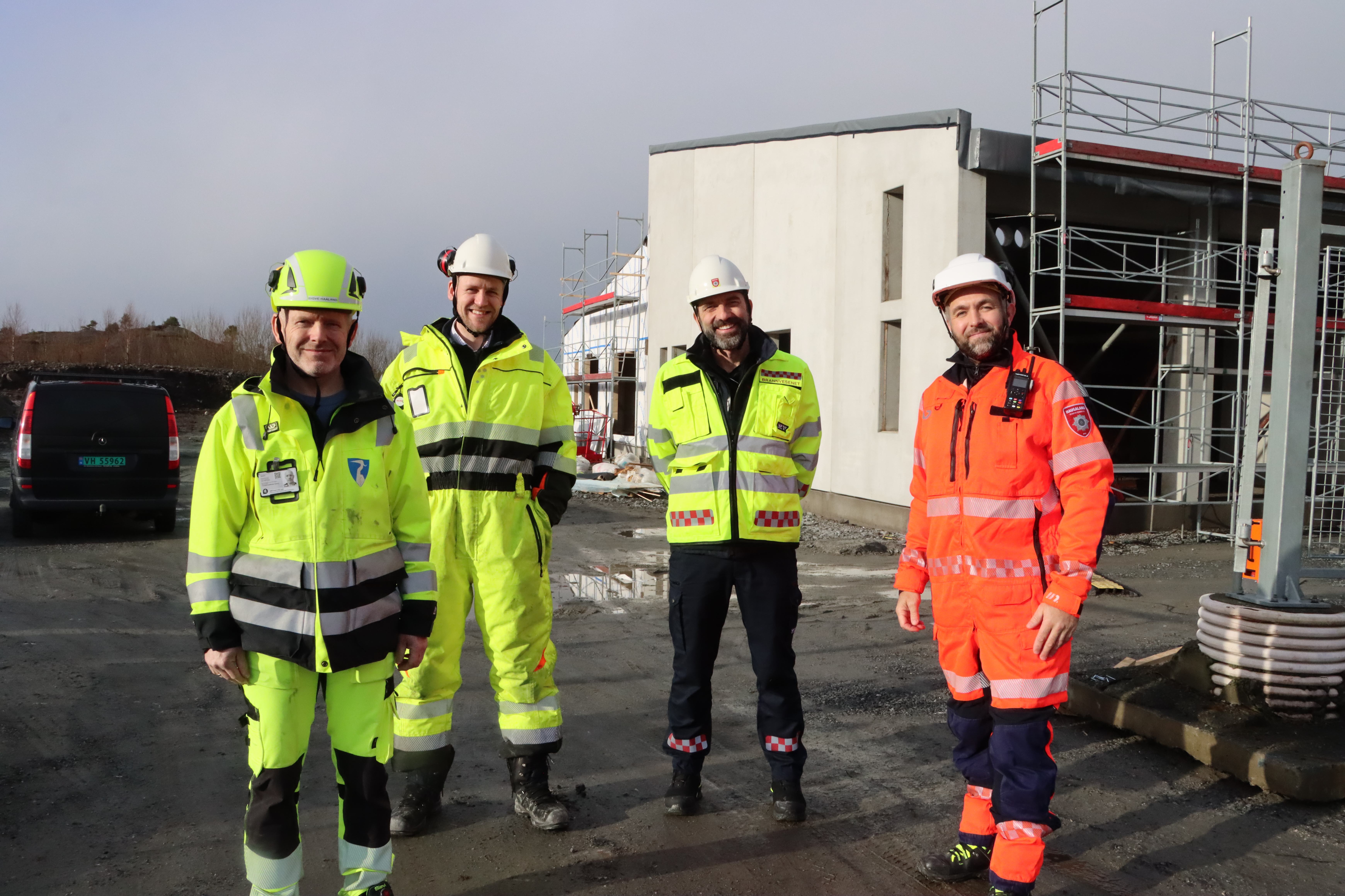 Når brannvesenet overtar bygningen til høsten, er det toppmoderne lokaler tilpasset dagens krav. F.v: prosjektlederne Sigve Haaland i Tysvær kommune, Simen Mæland i Steinsbø Hus, Ragnar Løfstrøm i HBR og brannkonstabel/ branningeniør Sigbjørn Toskedal i HBR IKS.