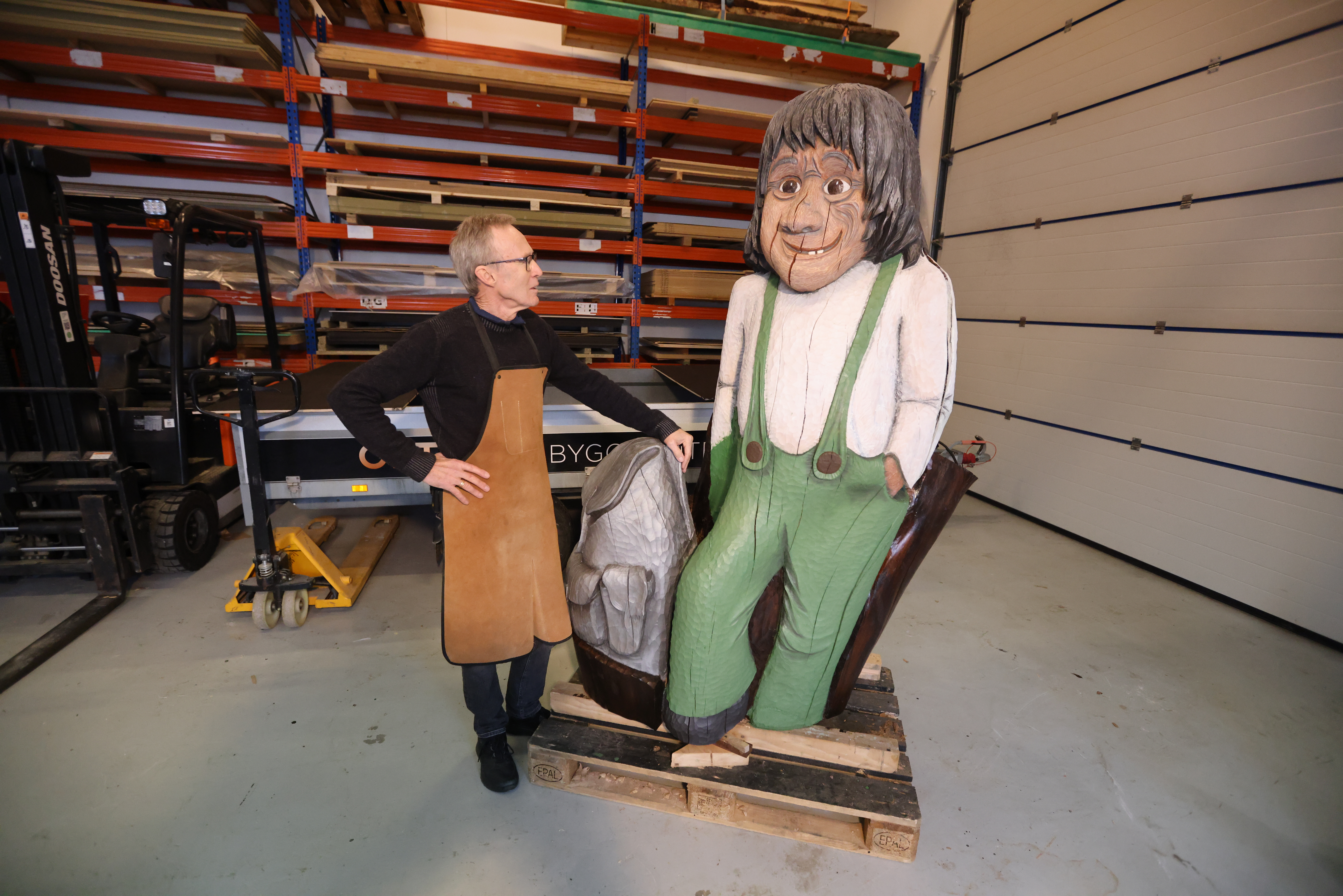 Ved påsketider skal den nesten to meter høge Kringsjå-gubben fraktast med helikopter til Kringsjåhytta ved Steinsfjellet. Johannes Meling håper mange vil ta turen og kikke på trearbeidet han har gjort.
Foto: Alf-Einar Kvalavåg