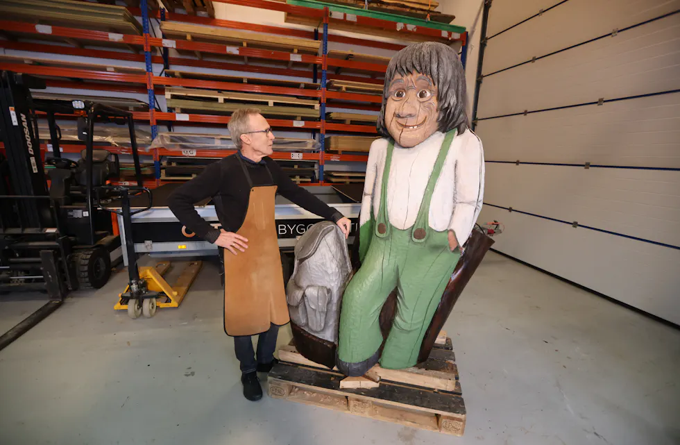 Ved påsketider skal den nesten to meter høge Kringsjå-gubben fraktast med helikopter til Kringsjåhytta ved Steinsfjellet. Johannes Meling håper mange vil ta turen og kikke på trearbeidet han har gjort.
Foto: Alf-Einar Kvalavåg