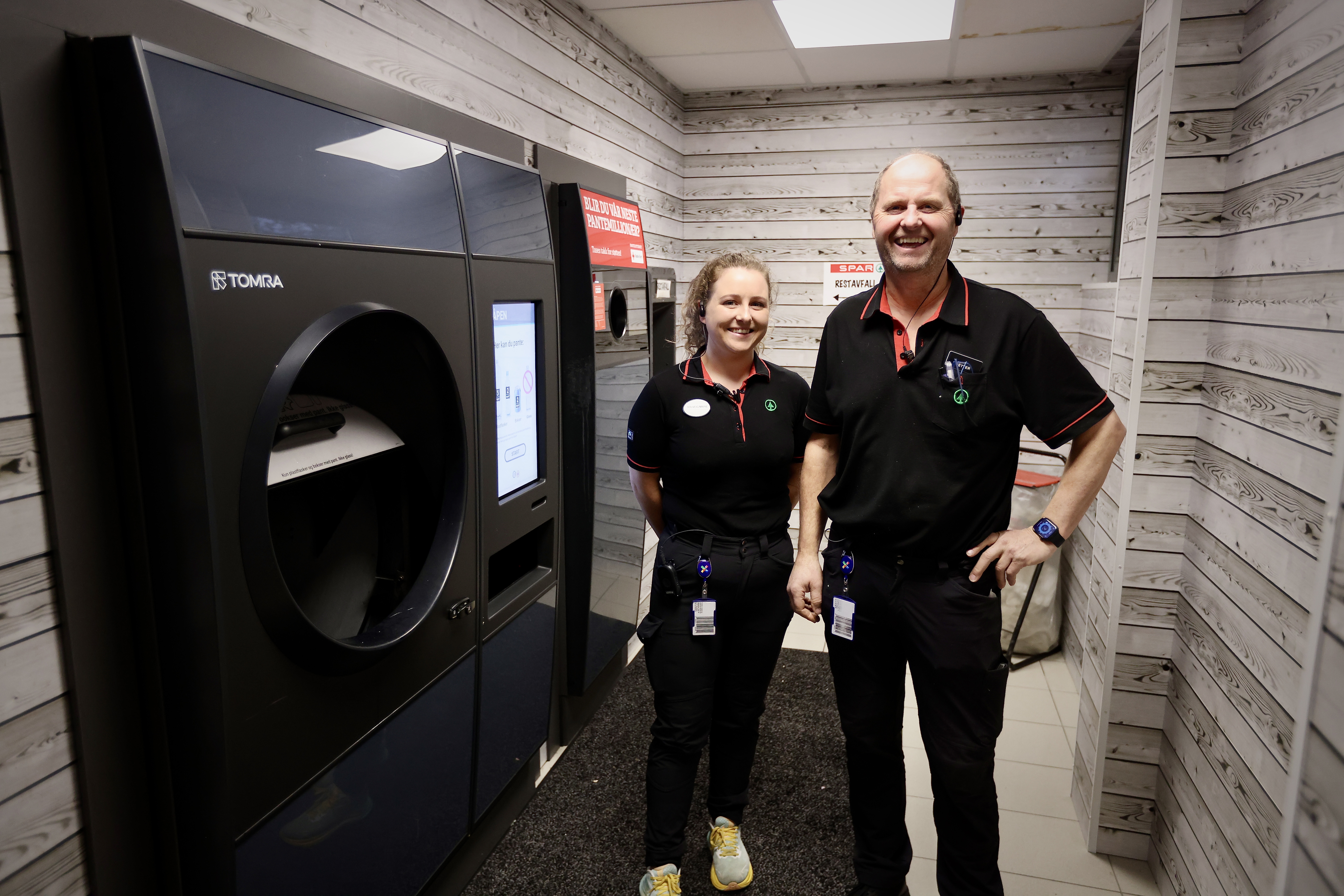 – Vi har hatt en voldsom økning helt fra vi investerte i luftsystemet som suger flaskene fra automaten og rett ut i containeren, sier Solveig Marie og Petter Mortveit på Spar Frakkagjerd.