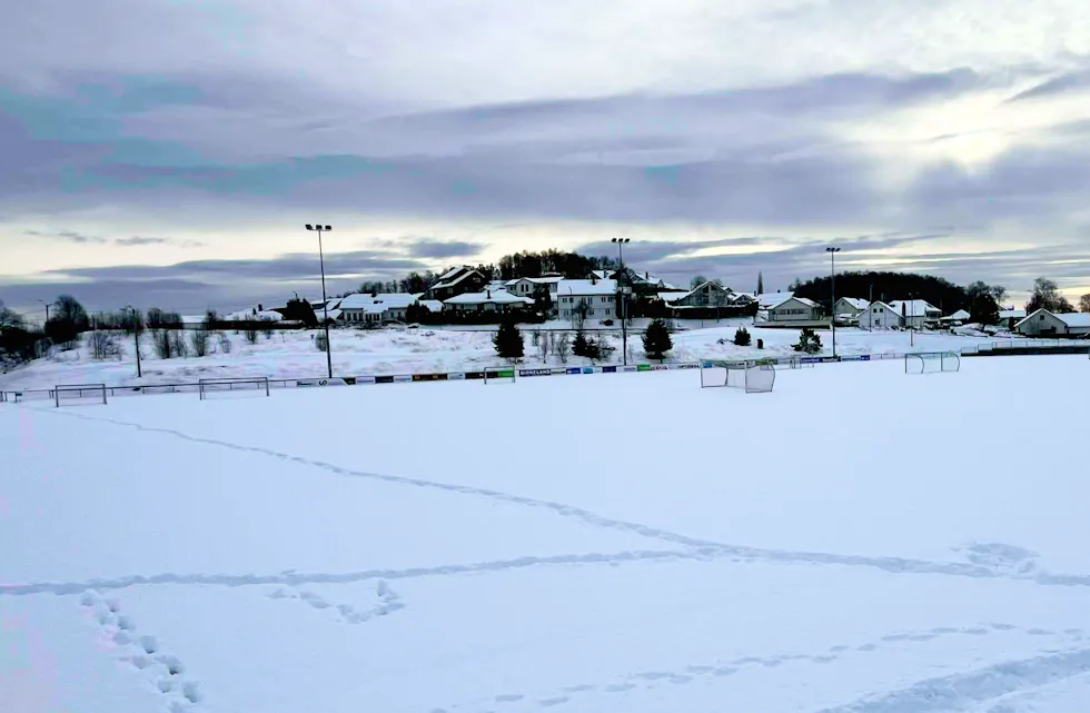 Slik ser det ut på de fleste baner i distriktet. Frakkagjerd stadion har et snødekke som det vil ta tid å fjerne. Foto: Stegaberg IL