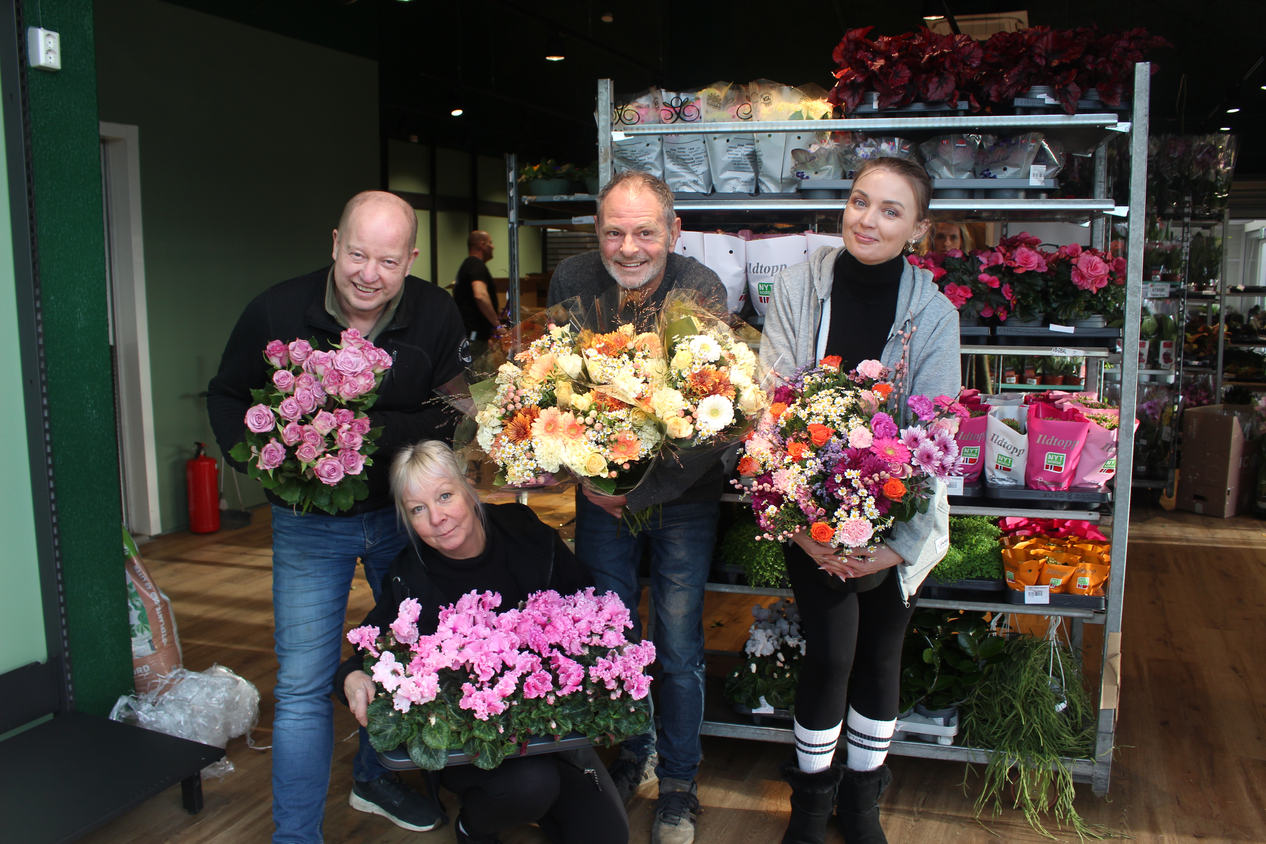 Eigar av Hageland Aksdal Ola S. Apeland (t.v) har tatt over etter Osmund Høyvik (i midten). Ann Kristin Sandvik (framme) og Natalie Panchenco (t.h.)  skal hjelpe kundane til gode blomsteropplevingar. 