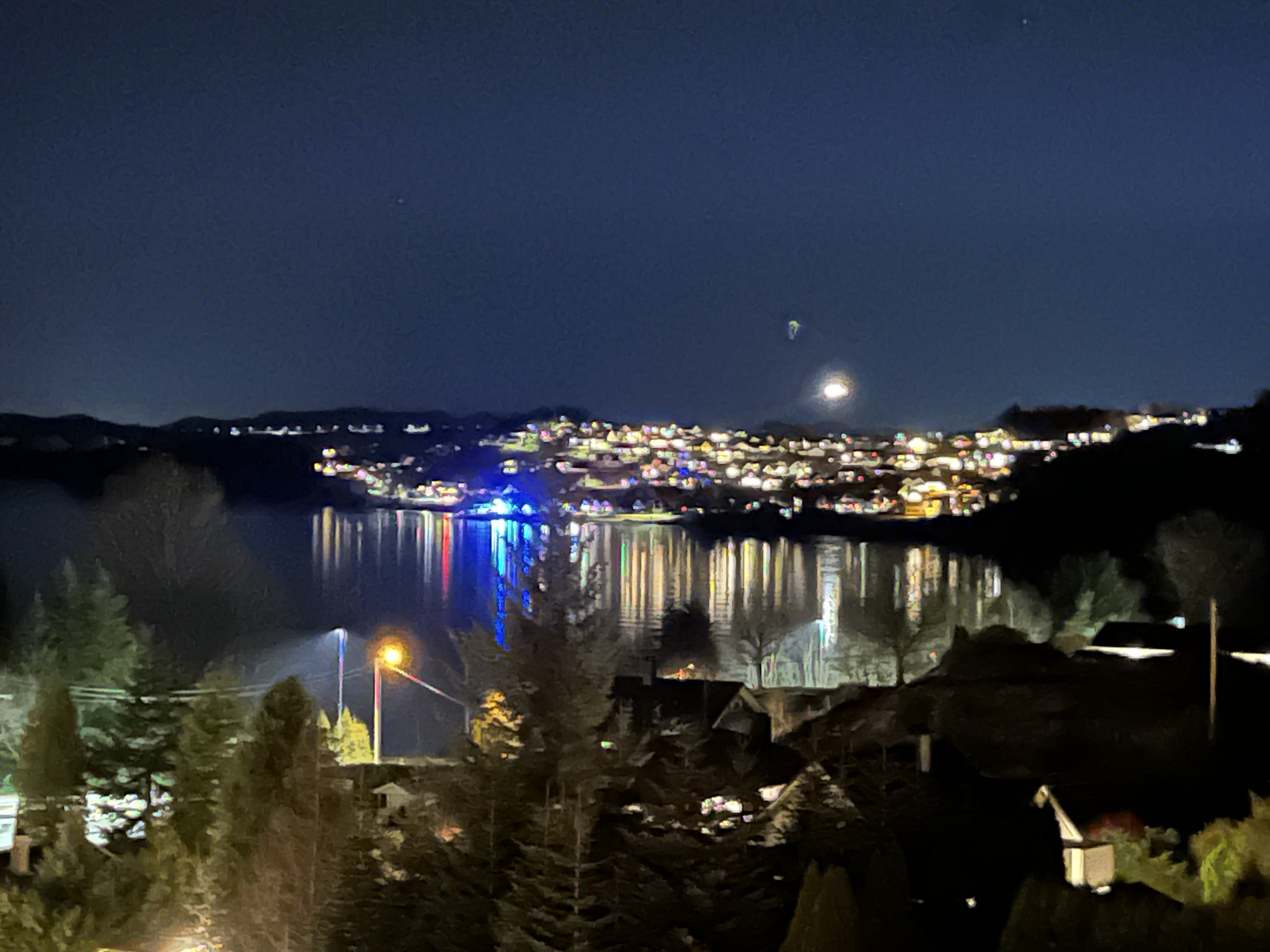 To livløse personer ble hentet opp fra vannet i Tysvær søndag kveld. 