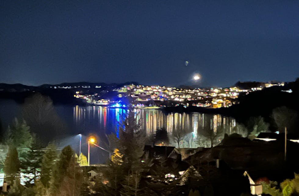 To livløse personer ble hentet opp fra vannet i Tysvær søndag kveld.