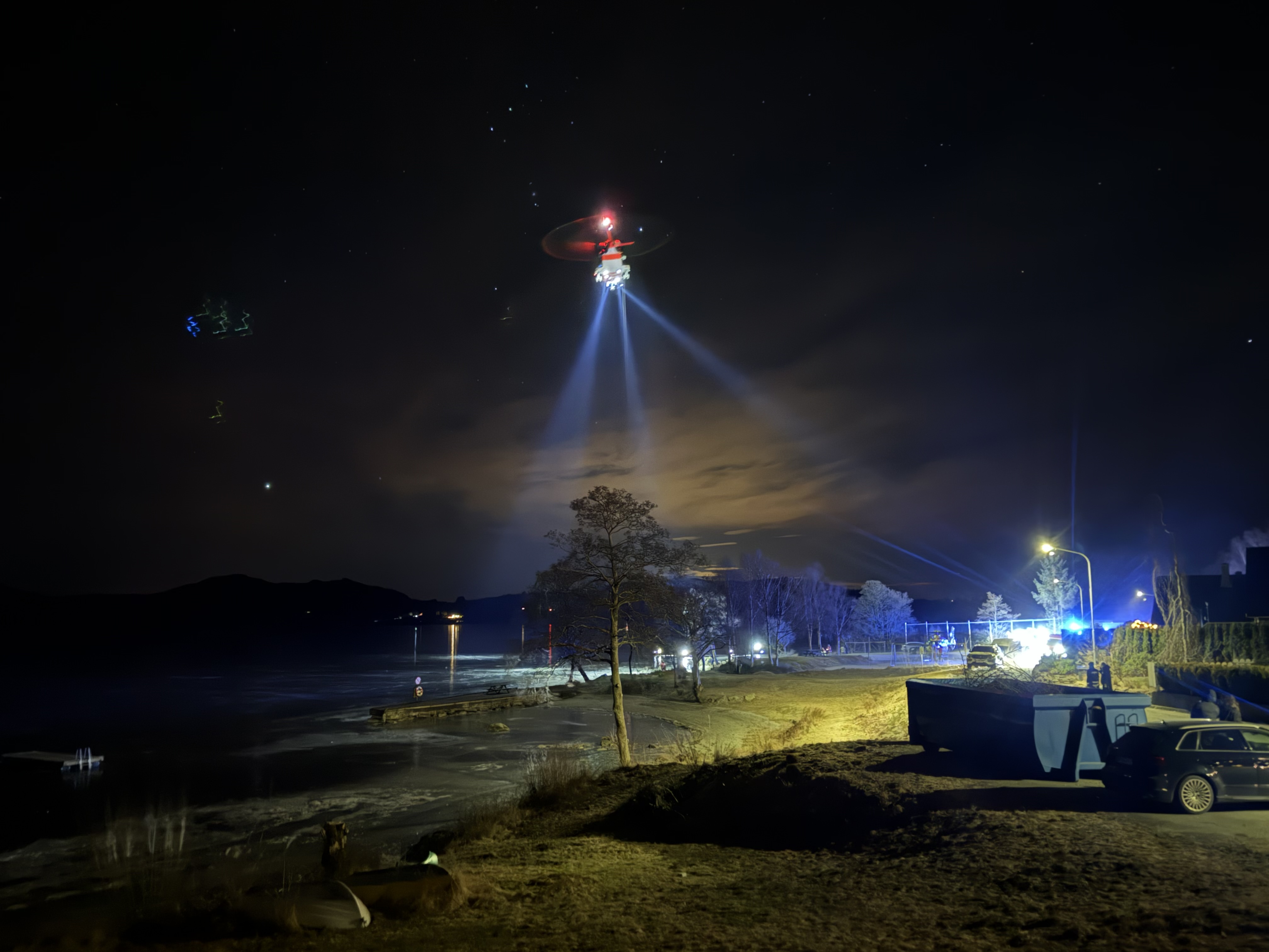 To redningshelikoptere deltok i søket.