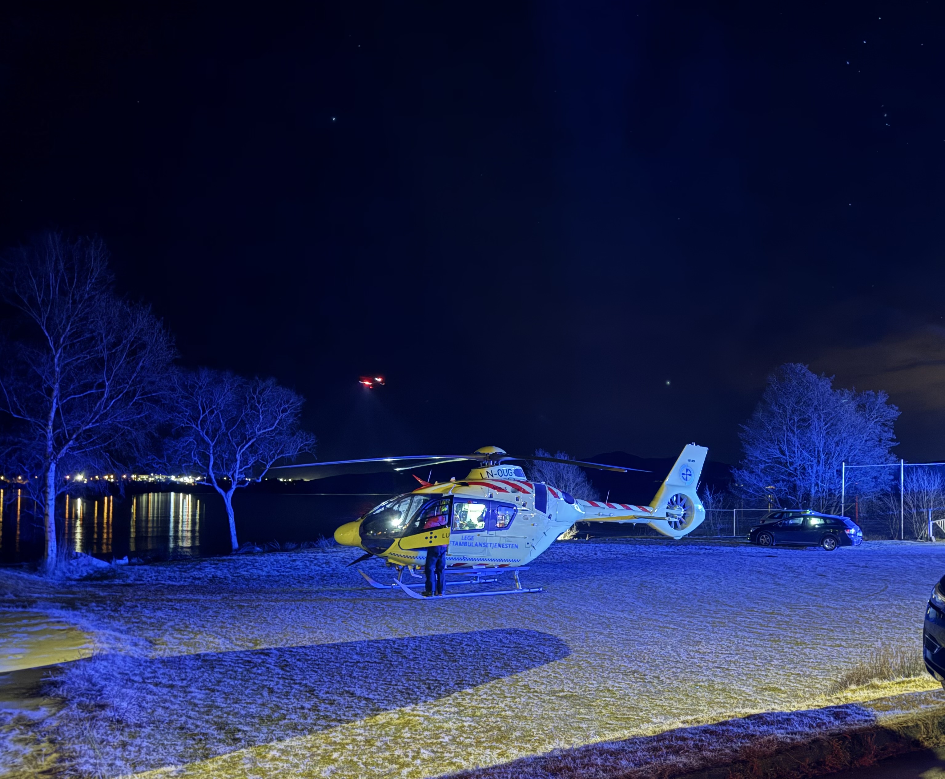 Søndag kveld bistod to redningshelikopteret i søket etter personer på isen.