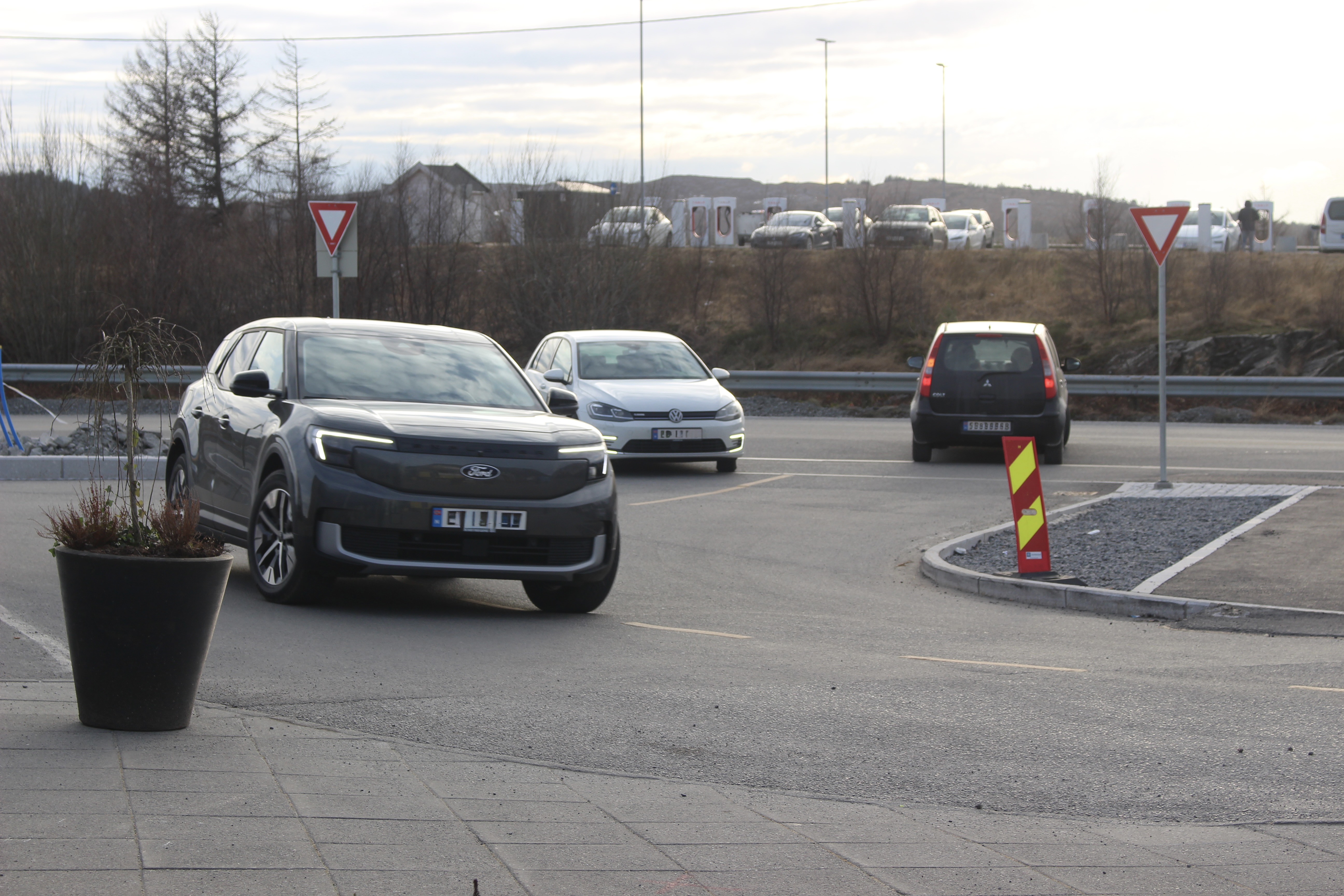 Innkjørsel mot sør er smal og har en skarp sving. Møtende store biler kan lett danne kø eller skade kjøretøy.