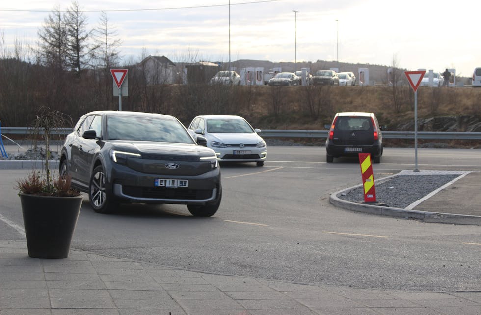 Innkjørsel mot sør er smal og har en skarp sving. Møtende store biler kan lett danne kø eller skade kjøretøy.