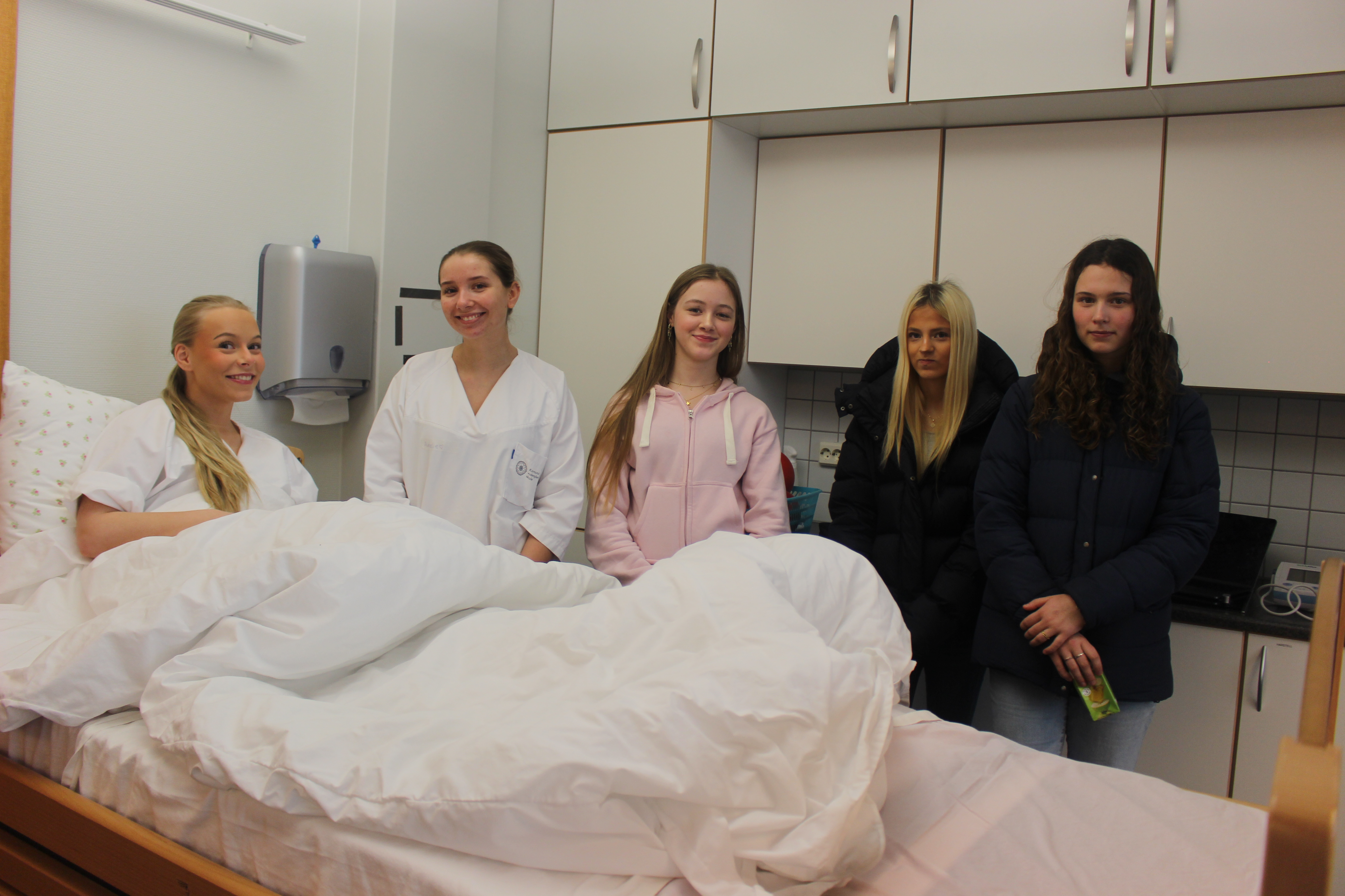 Andreårstudentane i helsefag Marianne og Amalie er begge frå Tysvær og tar imot tre 10.klassingar frå heimkommunen. Kristina frå Nedstrand, Nora og Lisa frå Frakkagjerd.