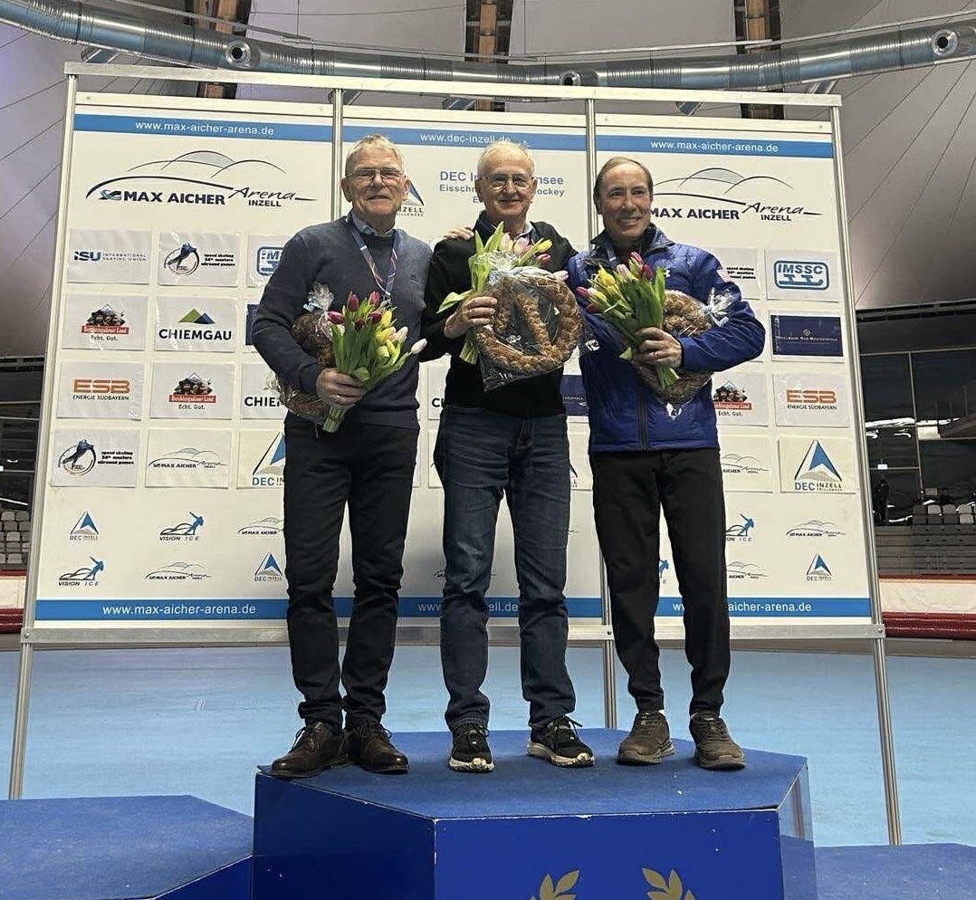 Egil Bokn (midten) fra Aksdal på seierspallen i Inzell i Tyskland.
