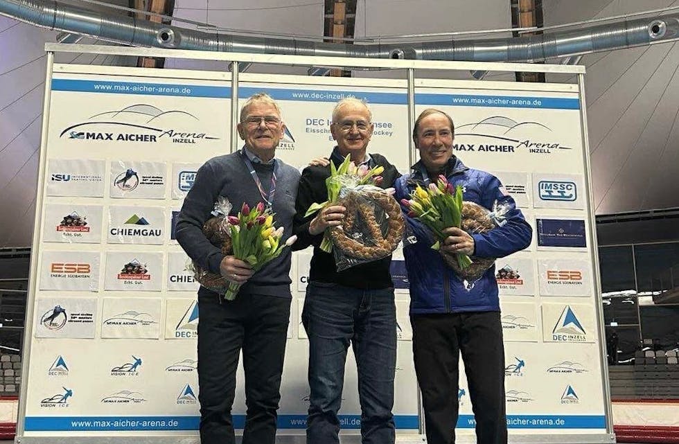 Egil Bokn (midten) fra Aksdal på seierspallen i Inzell i Tyskland.