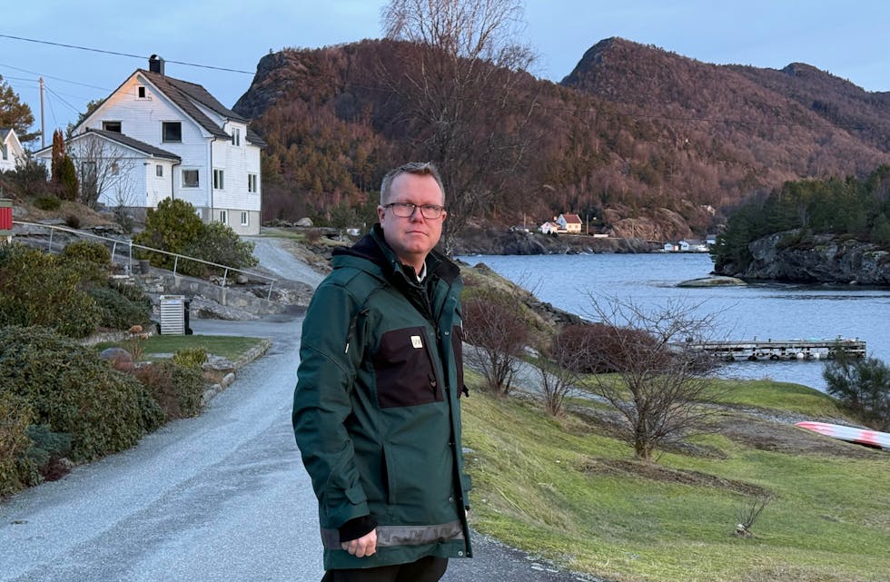 Roger Eskevik er bussjåfør, men uttaler seg i denne saken som privatperson. Han mener at vedlikeholdet på Toftøysundvegen er for dårlig.