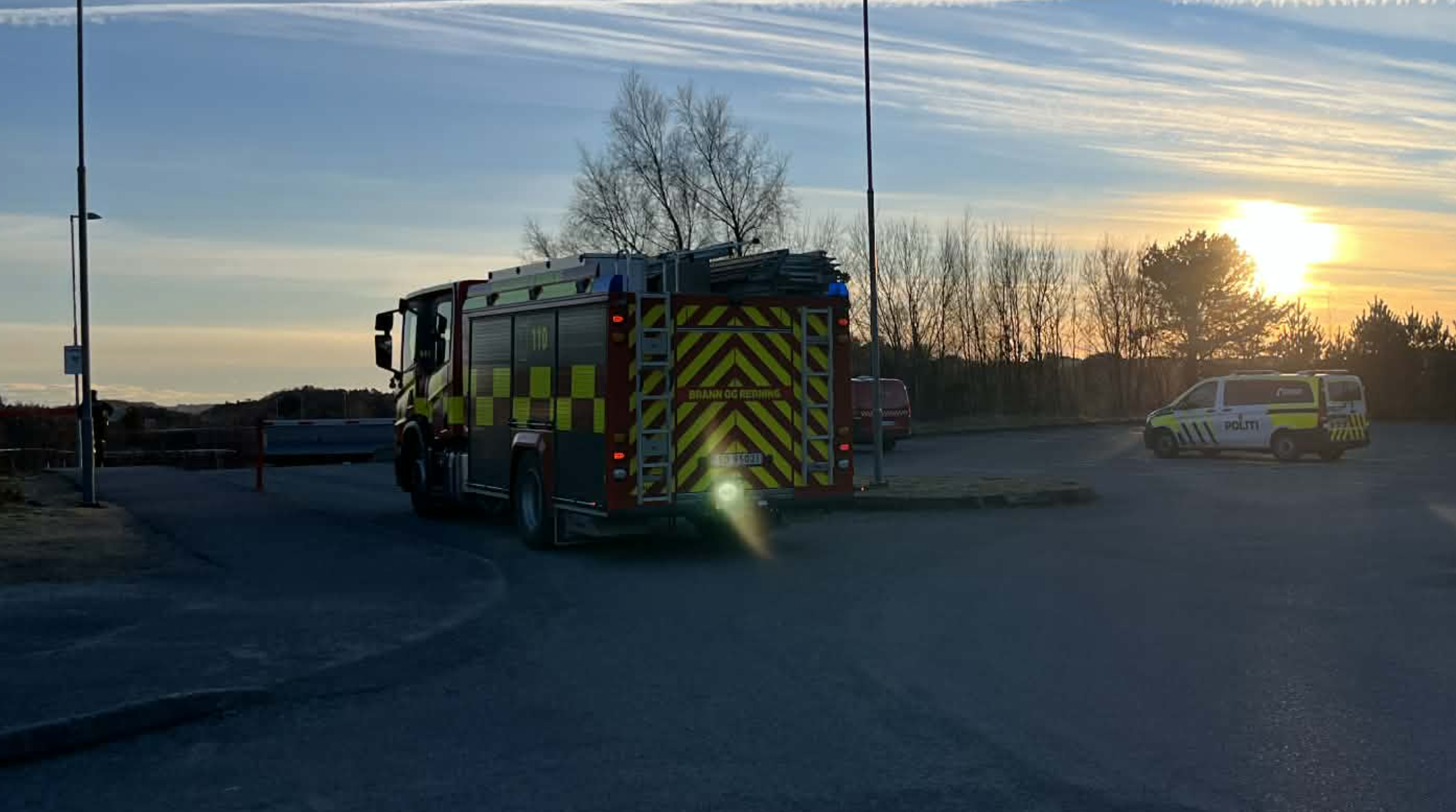 Brannvesenet har rykket ut til området ved Tysvær Arena etter en melding om gressbrann. Foto: Sindre Kvalavåg