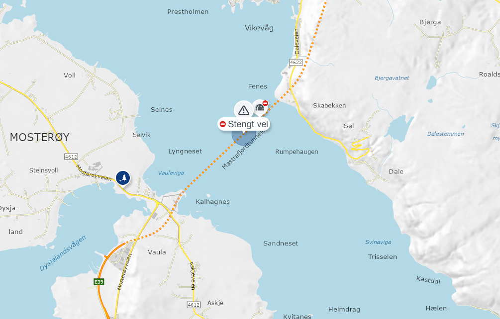 En brann i en lastebil forårsaket at Mastrafjordtunnelen ble stengt mandag morgen. – Bergingsarbeidet kan ta noen timer, opplyser politiet.