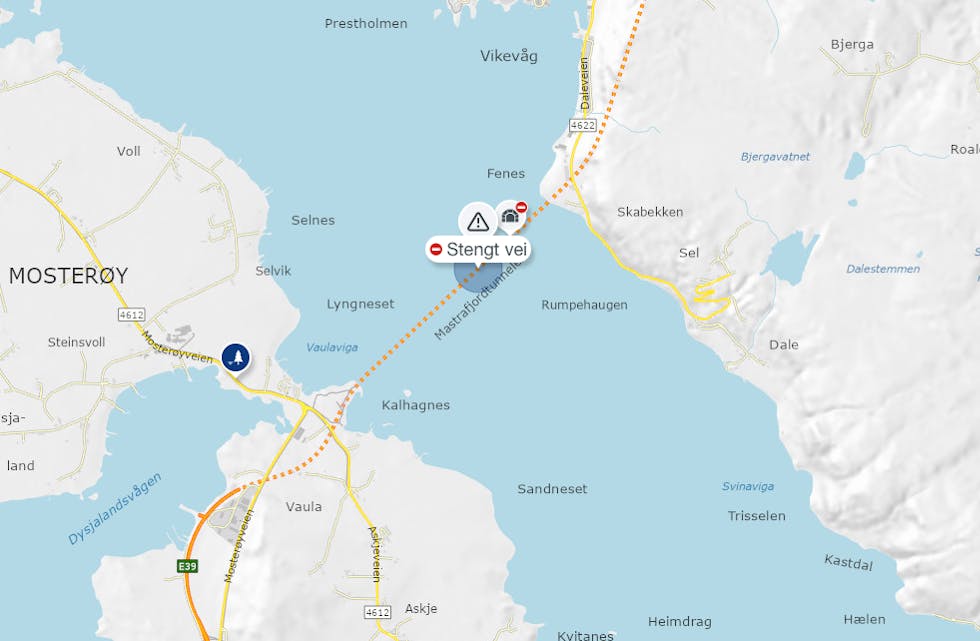 En brann i en lastebil forårsaket at Mastrafjordtunnelen ble stengt mandag morgen. – Bergingsarbeidet kan ta noen timer, opplyser politiet.