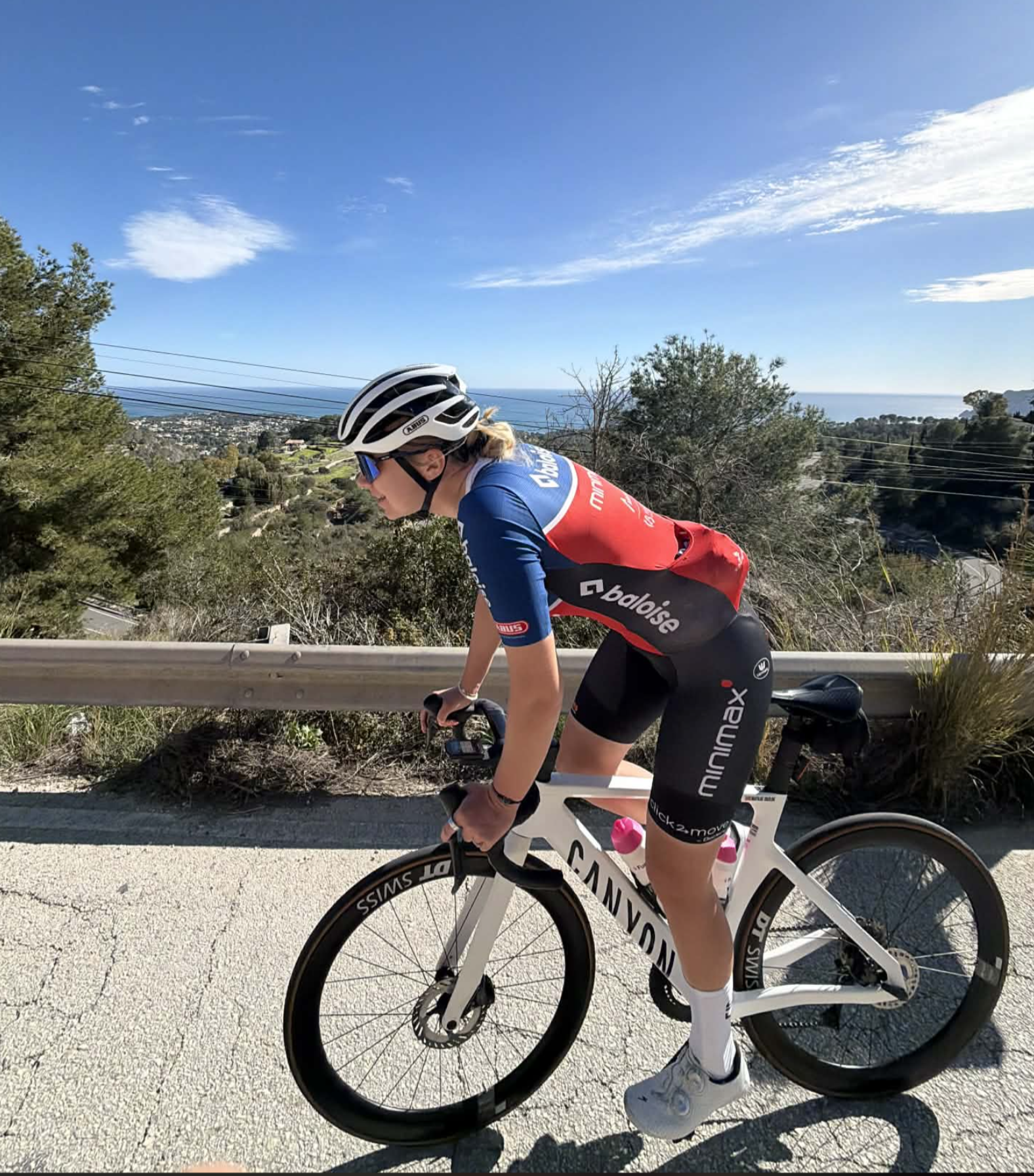 Slik er det å vere sykkelproff for eit dansk lag. Sol, spanskekysten og fantastiske treningsforhold.