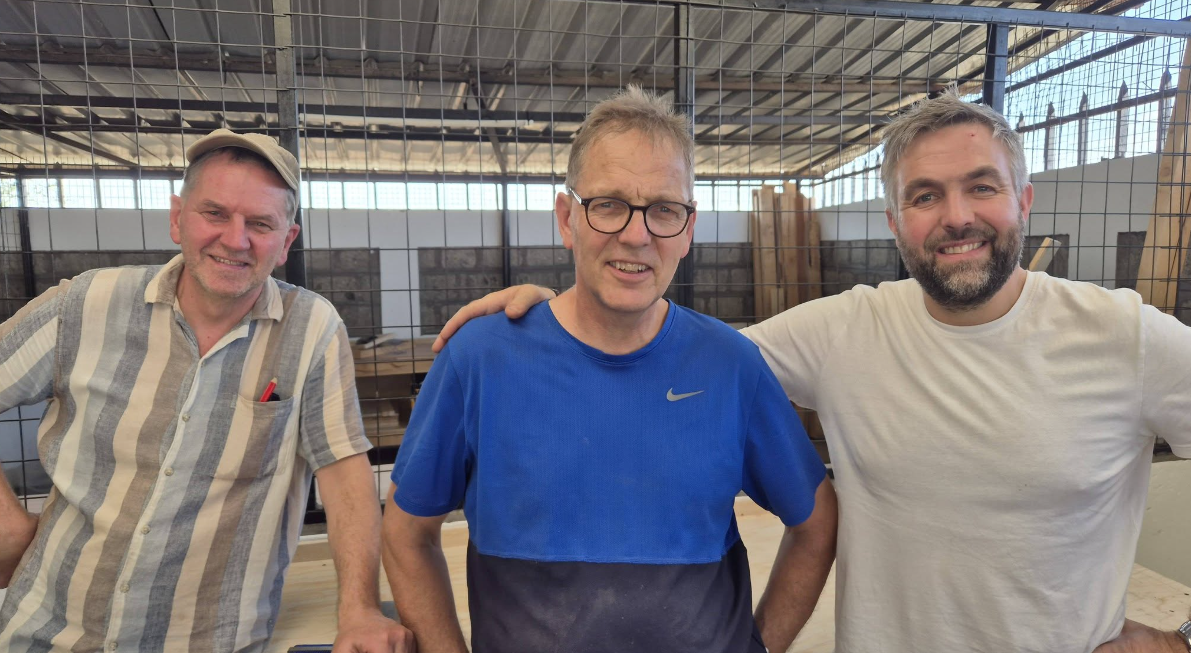 Pål Sjursen, Gjermund Lygre og Sigbjørn Toskedal på plass på School for the deaf i Kenya. Mange opplevingar rikare og med godt utført oppdrag har dei komme seg heim igjen. Nå vil dei invitere til mimrekveld.