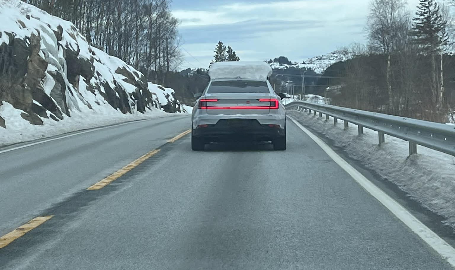 Så mye snø på taket kan være skummelt når det løsner i fart. 