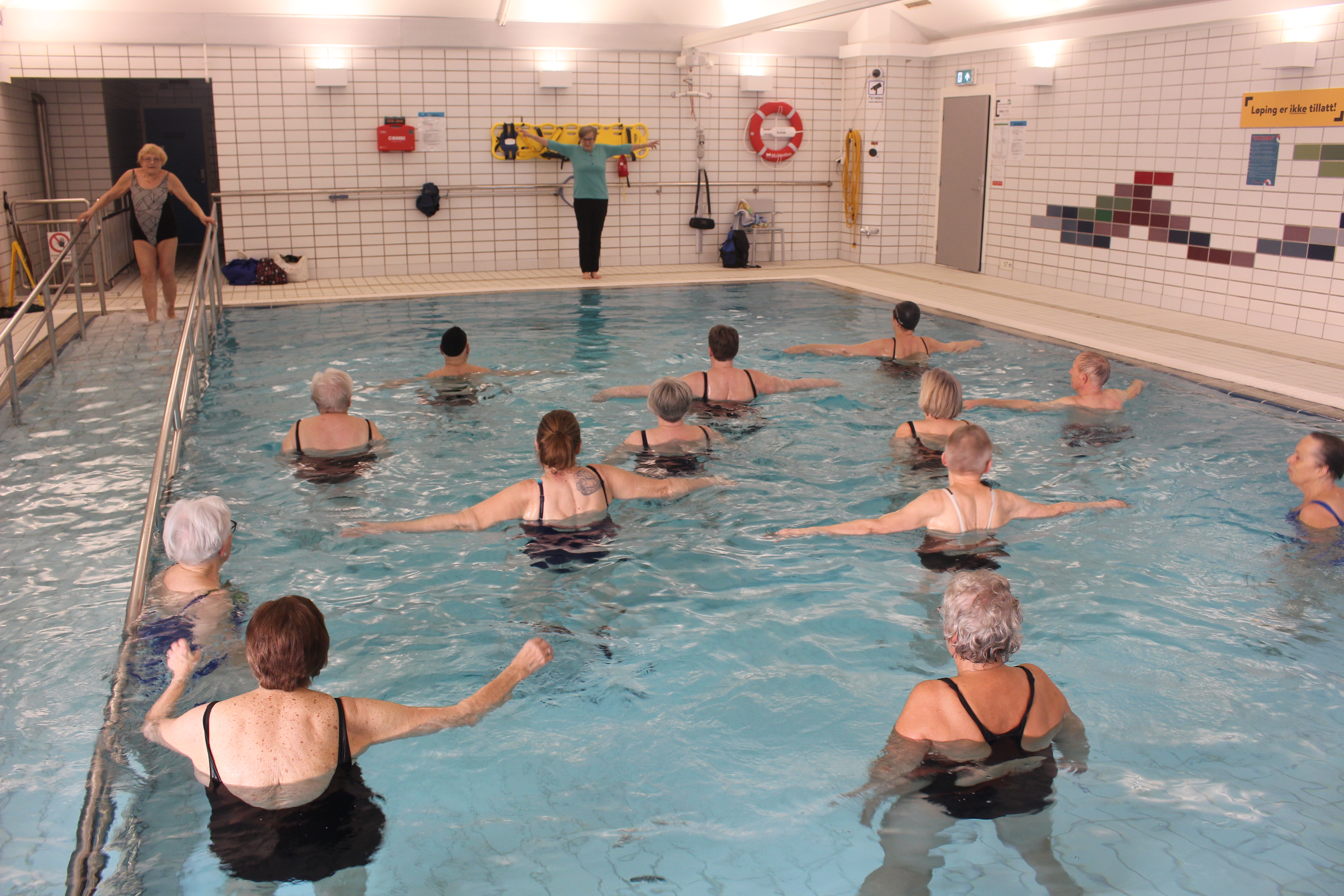 Mange har gleda seg til å ta i bruk terapibassenget i Tysværtunet igjen. 